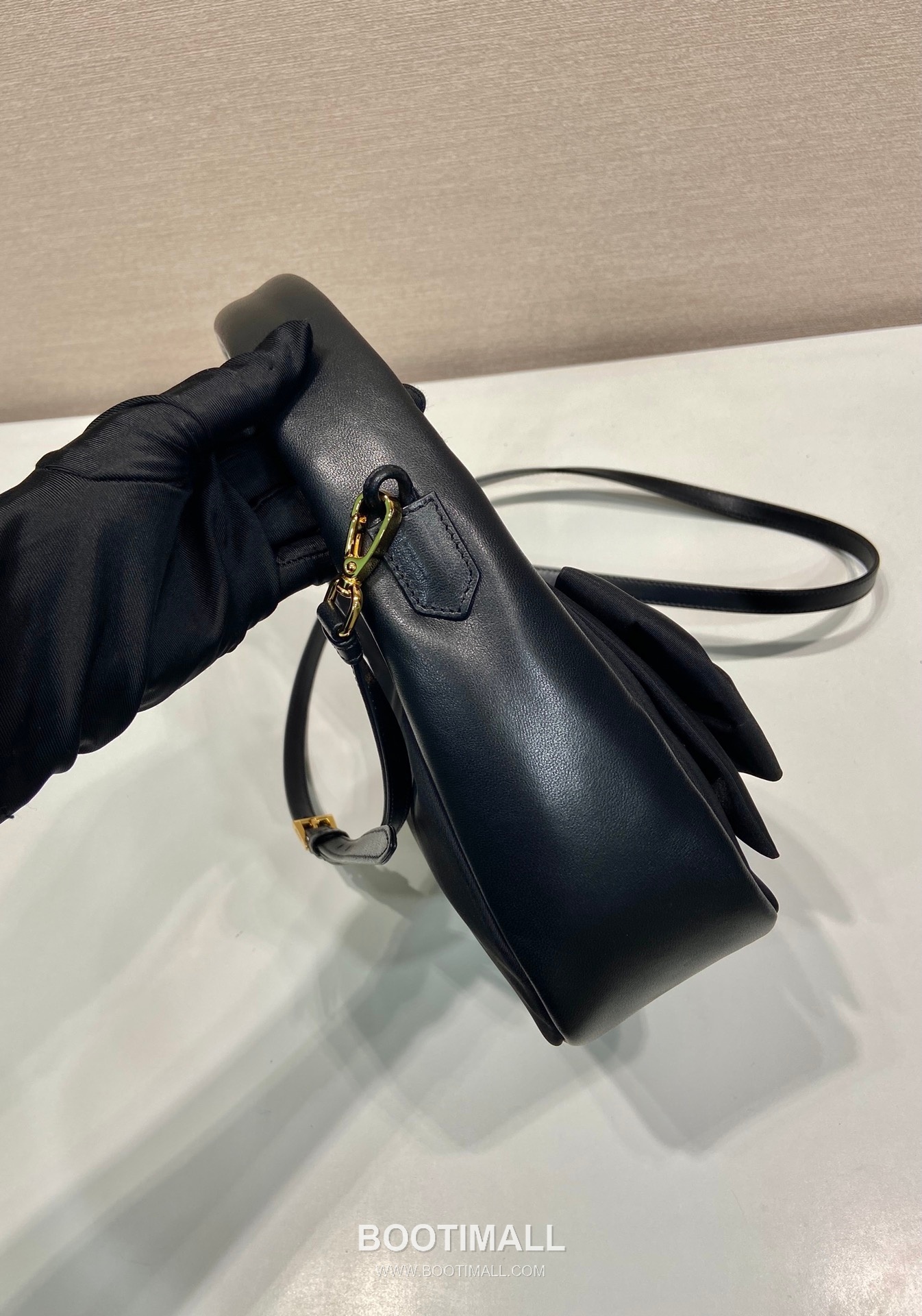 Prada Padded Nylon and Lambskin Bucket Bag with Oversize Bow Detail 프라다 패디드 나일론 램스킨 오버사이즈 보우 버킷백 1BA359 18cm 6