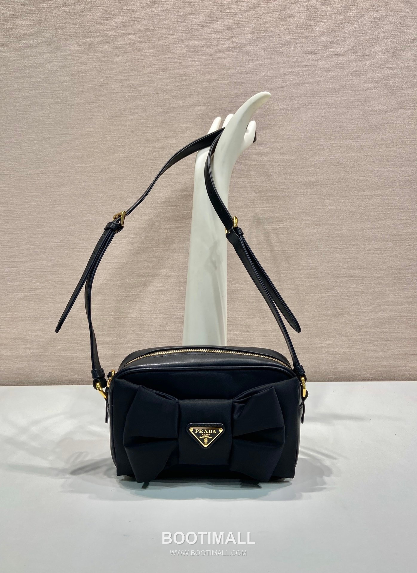 Prada Padded Nylon and Lambskin Shoulder Bag with Oversize Bow Detail 프라다 패디드 나일론 램스킨 오버사이즈 보우 숄더백 1BC242 18.5cm 1
