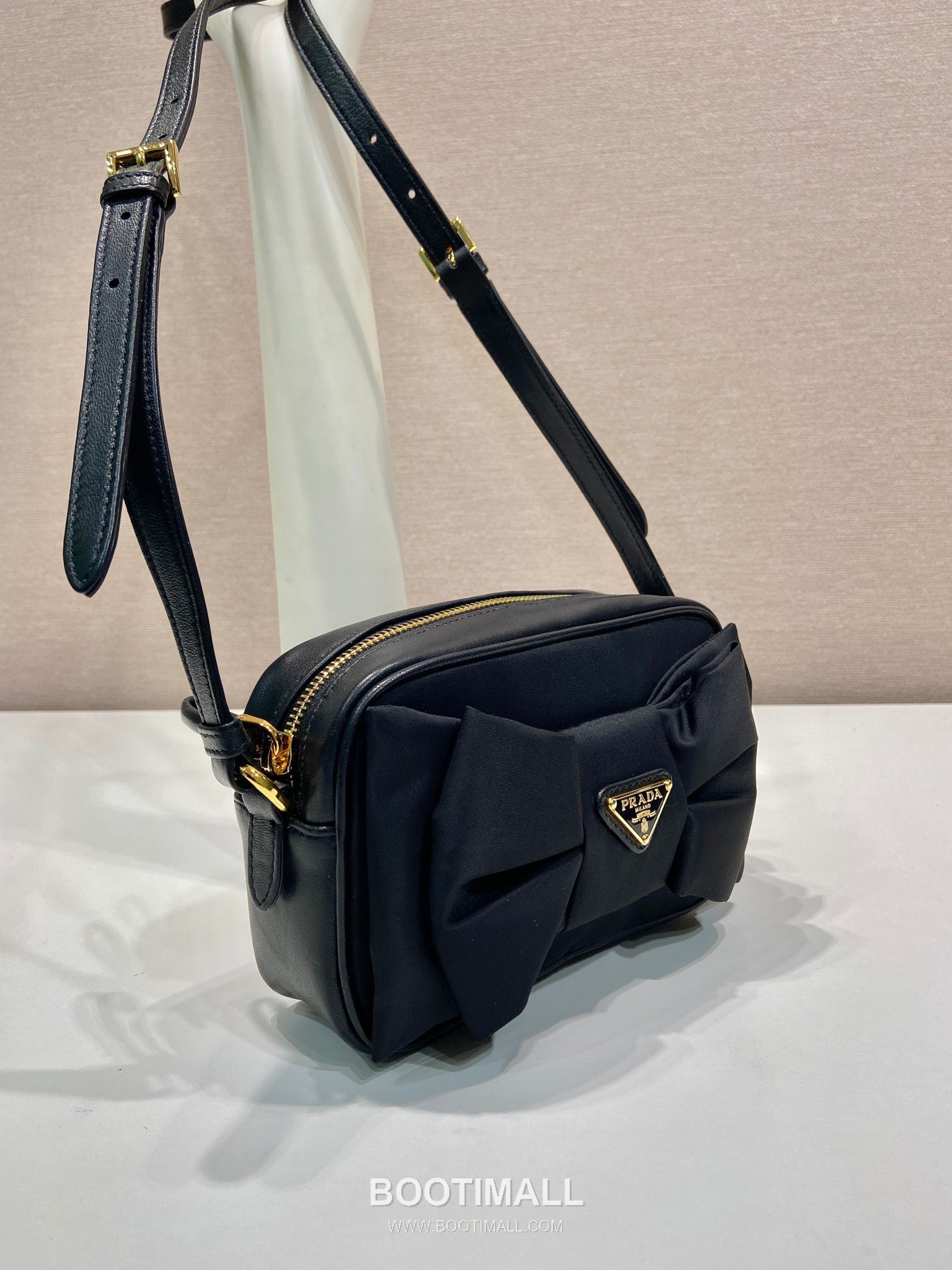 Prada Padded Nylon and Lambskin Shoulder Bag with Oversize Bow Detail 프라다 패디드 나일론 램스킨 오버사이즈 보우 숄더백 1BC242 18.5cm 2