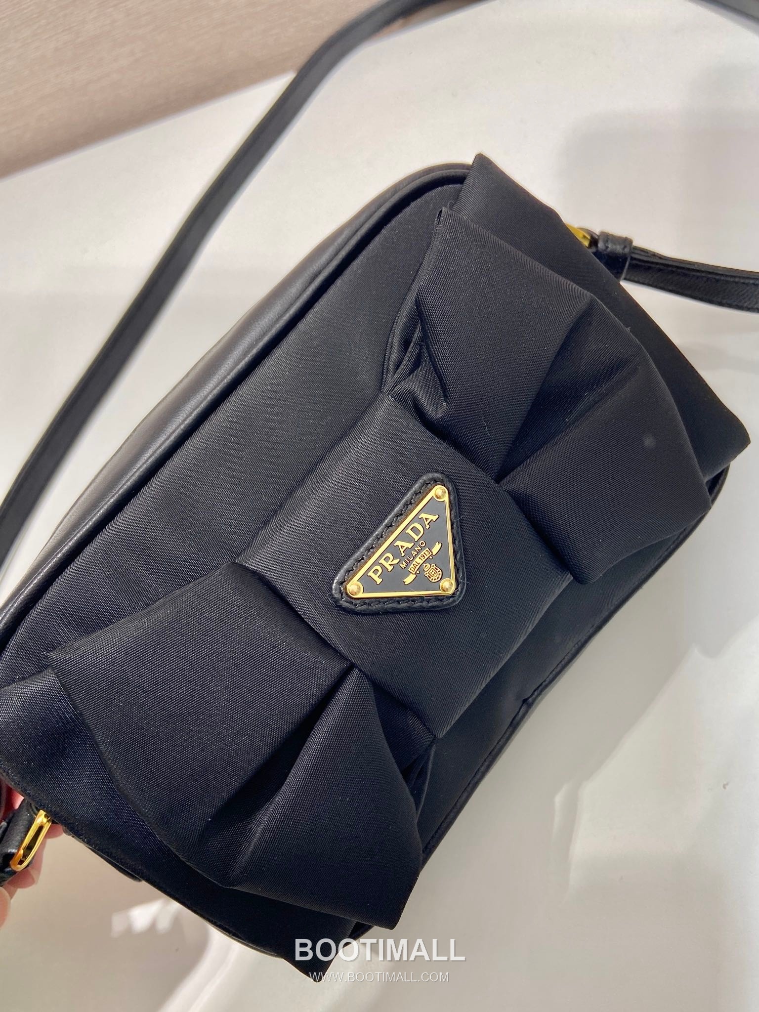 Prada Padded Nylon and Lambskin Shoulder Bag with Oversize Bow Detail 프라다 패디드 나일론 램스킨 오버사이즈 보우 숄더백 1BC242 18.5cm 3