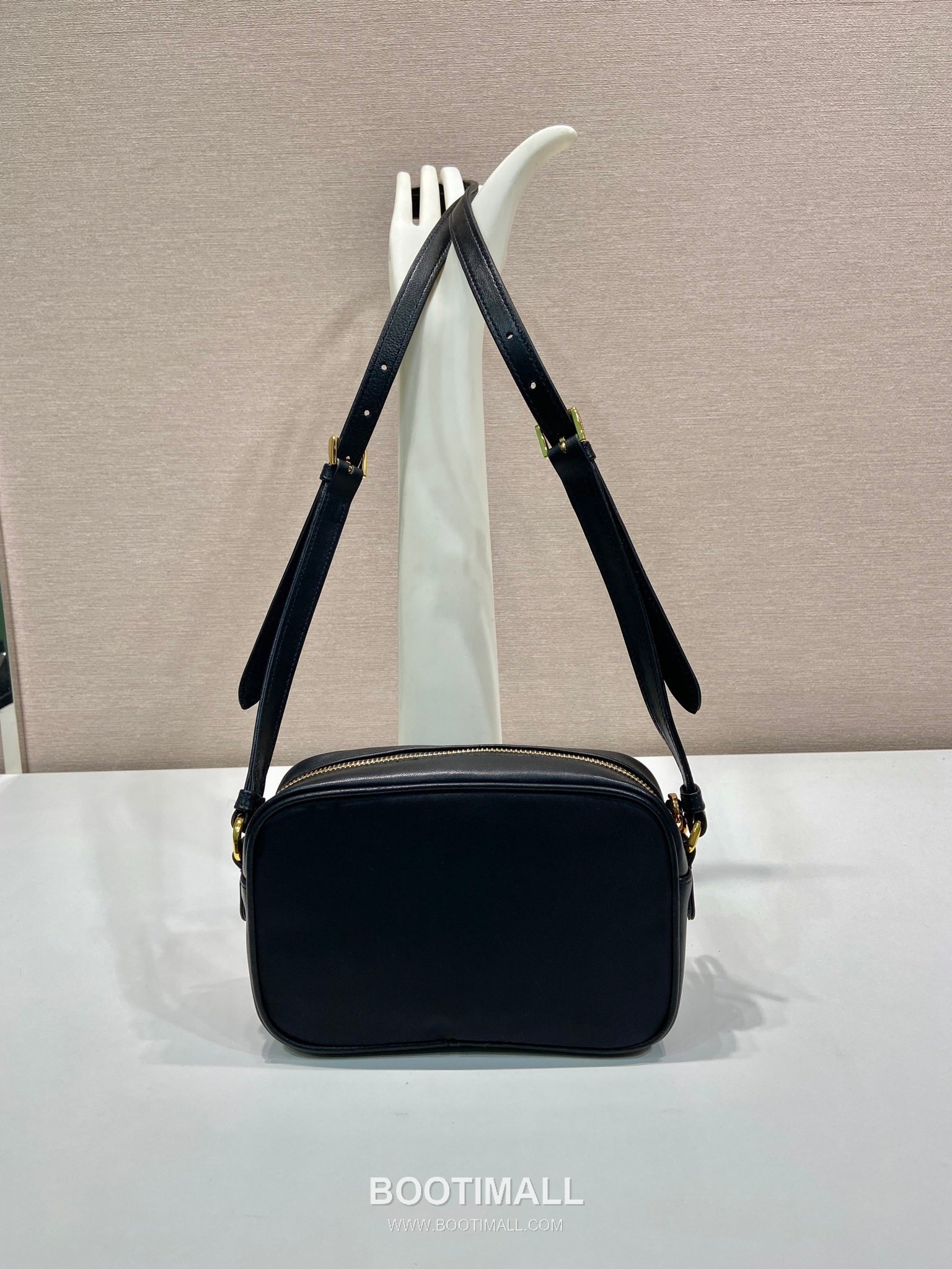 Prada Padded Nylon and Lambskin Shoulder Bag with Oversize Bow Detail 프라다 패디드 나일론 램스킨 오버사이즈 보우 숄더백 1BC242 18.5cm 4