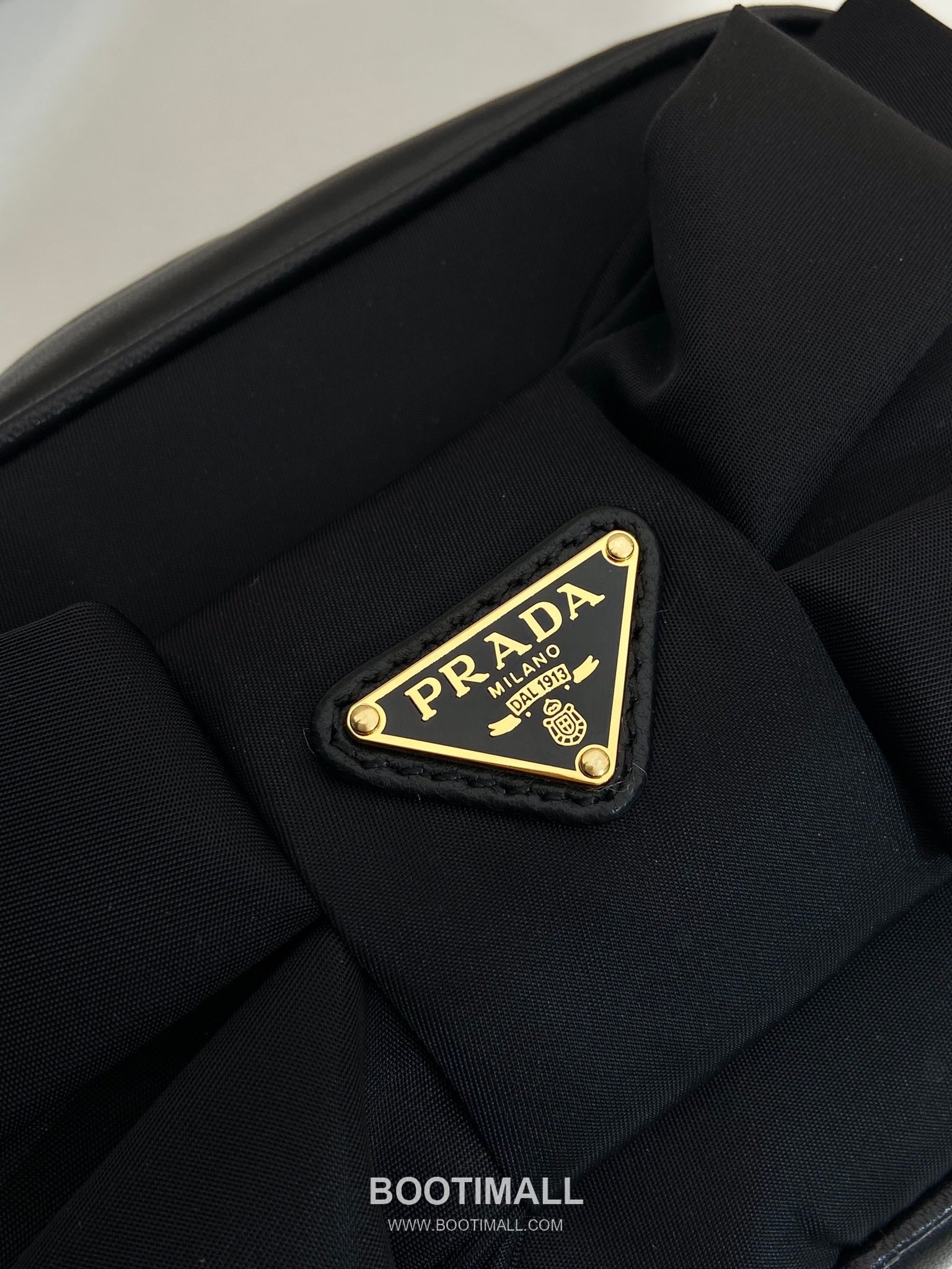 Prada Padded Nylon and Lambskin Shoulder Bag with Oversize Bow Detail 프라다 패디드 나일론 램스킨 오버사이즈 보우 숄더백 1BC242 18.5cm 7