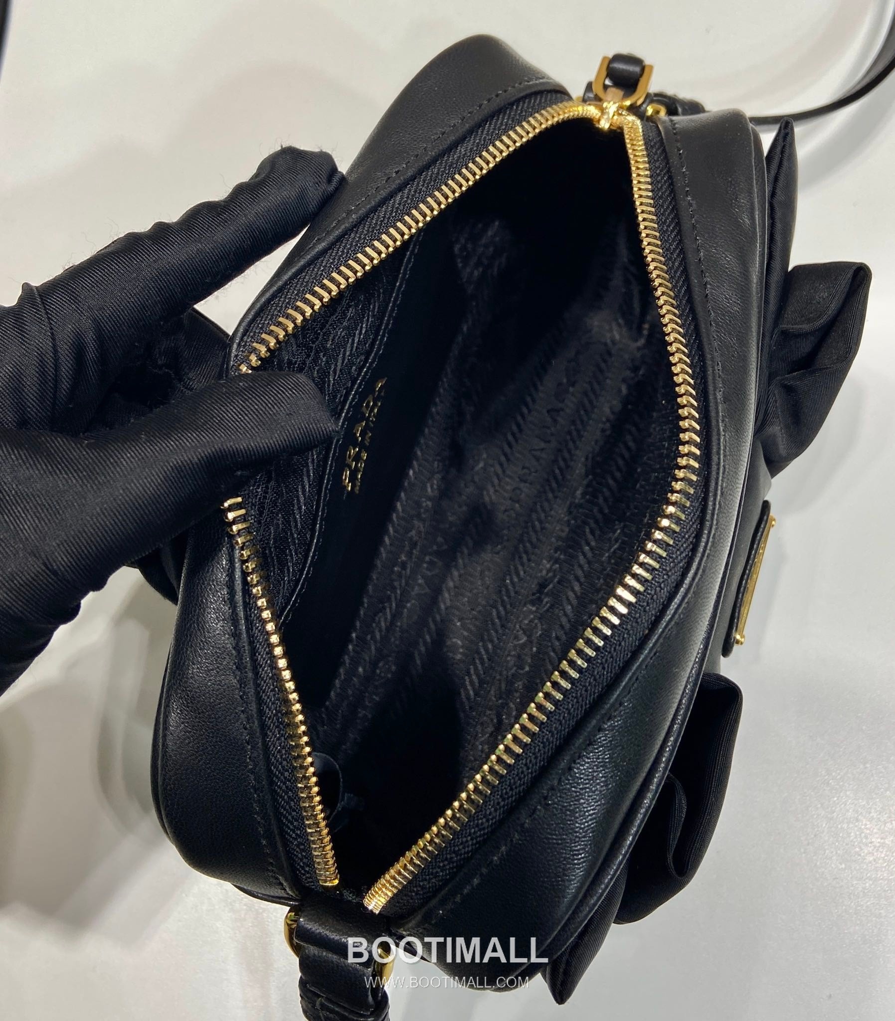 Prada Padded Nylon and Lambskin Shoulder Bag with Oversize Bow Detail 프라다 패디드 나일론 램스킨 오버사이즈 보우 숄더백 1BC242 18.5cm 8
