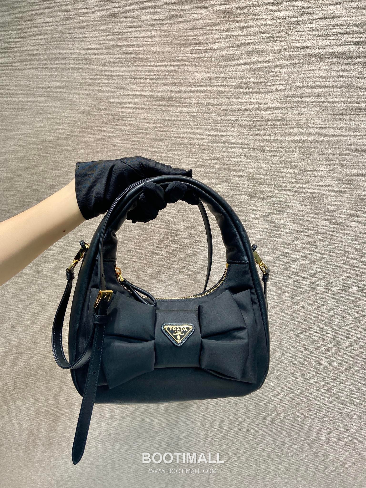 Prada Padded Nylon and Lambskin Shoulder Bag with Oversize Bow Detail 프라다 패디드 나일론 램스킨 오버사이즈 보우 숄더백 1BC242 18.5cm 10