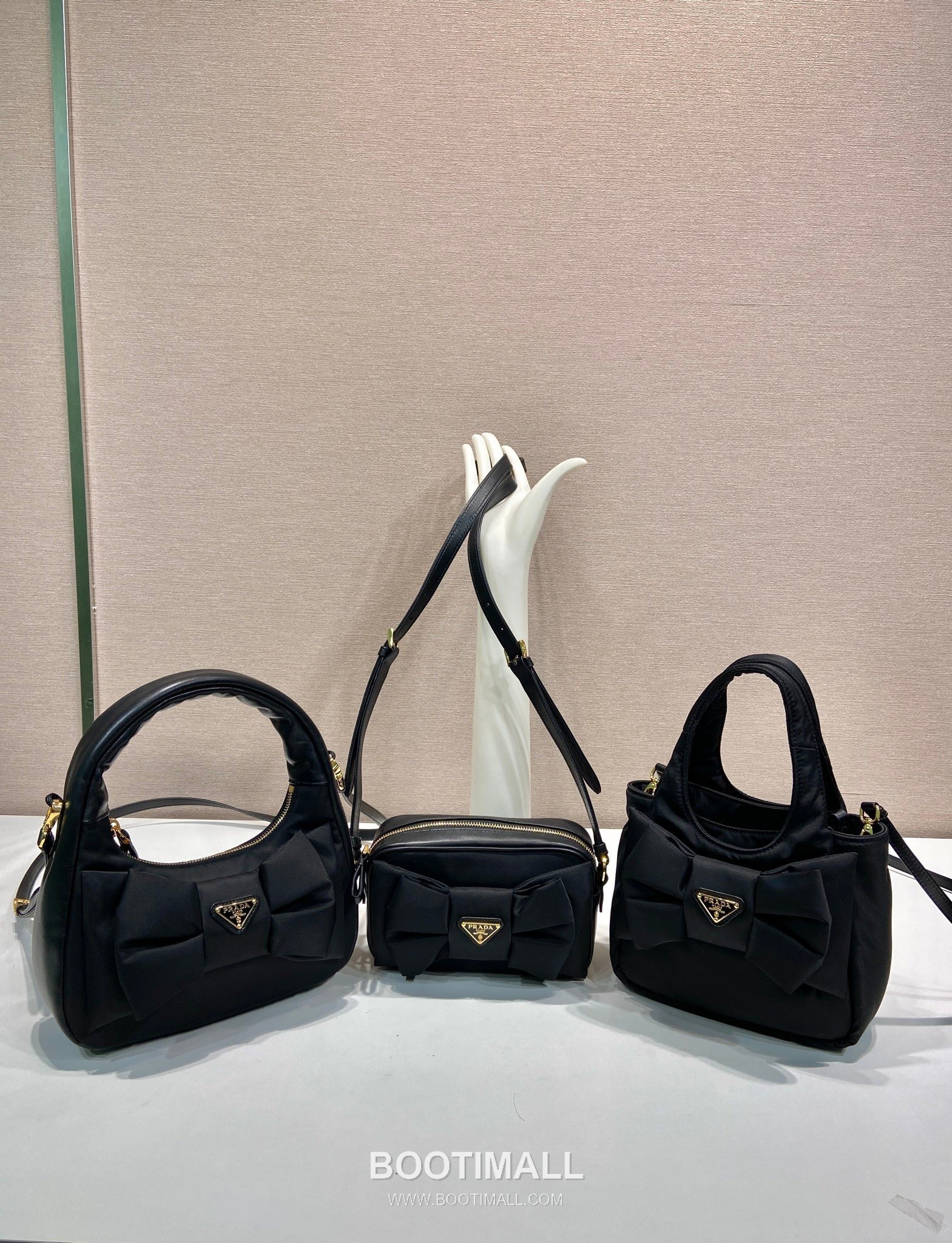 Prada Padded Nylon and Lambskin Shoulder Bag with Oversize Bow Detail 프라다 패디드 나일론 램스킨 오버사이즈 보우 숄더백 1BC242 18.5cm 13