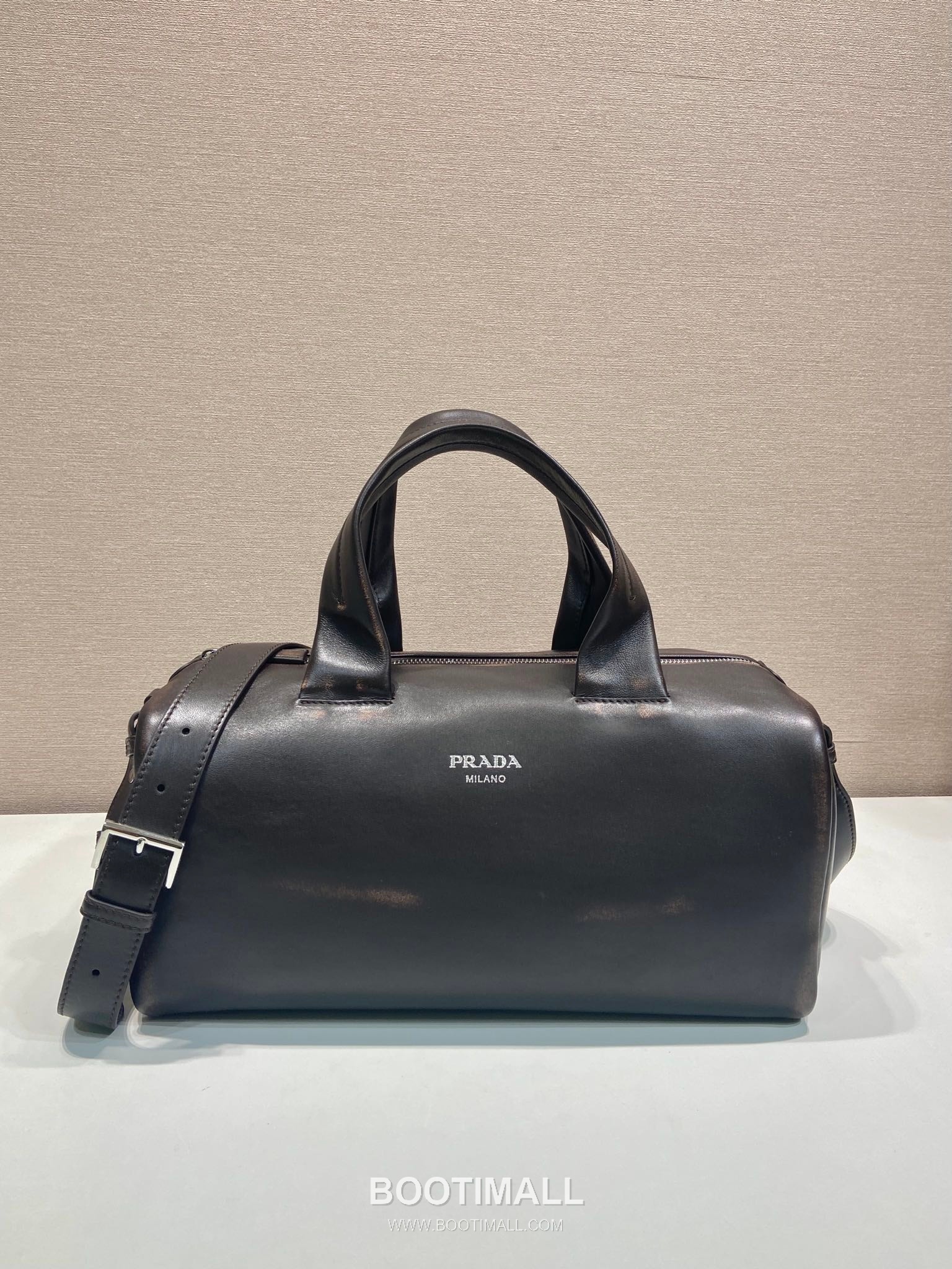 Prada Nappa Leather Boston Bag with Vintage Finish and Metal Logo Detail 프라다 나파 레더 빈티지 피니시 메탈로고 보스턴백 2VC046 35cm 1