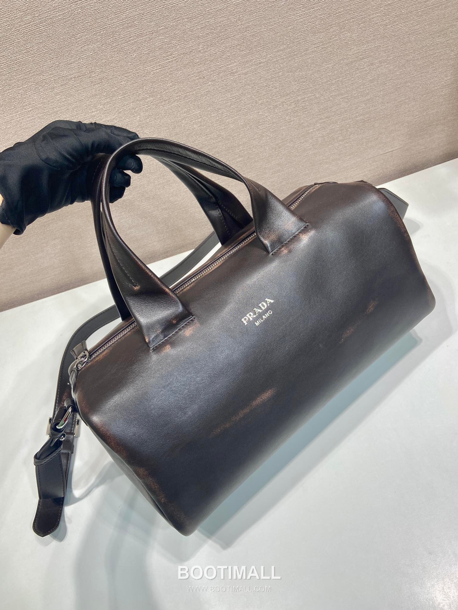 Prada Nappa Leather Boston Bag with Vintage Finish and Metal Logo Detail 프라다 나파 레더 빈티지 피니시 메탈로고 보스턴백 2VC046 35cm 2