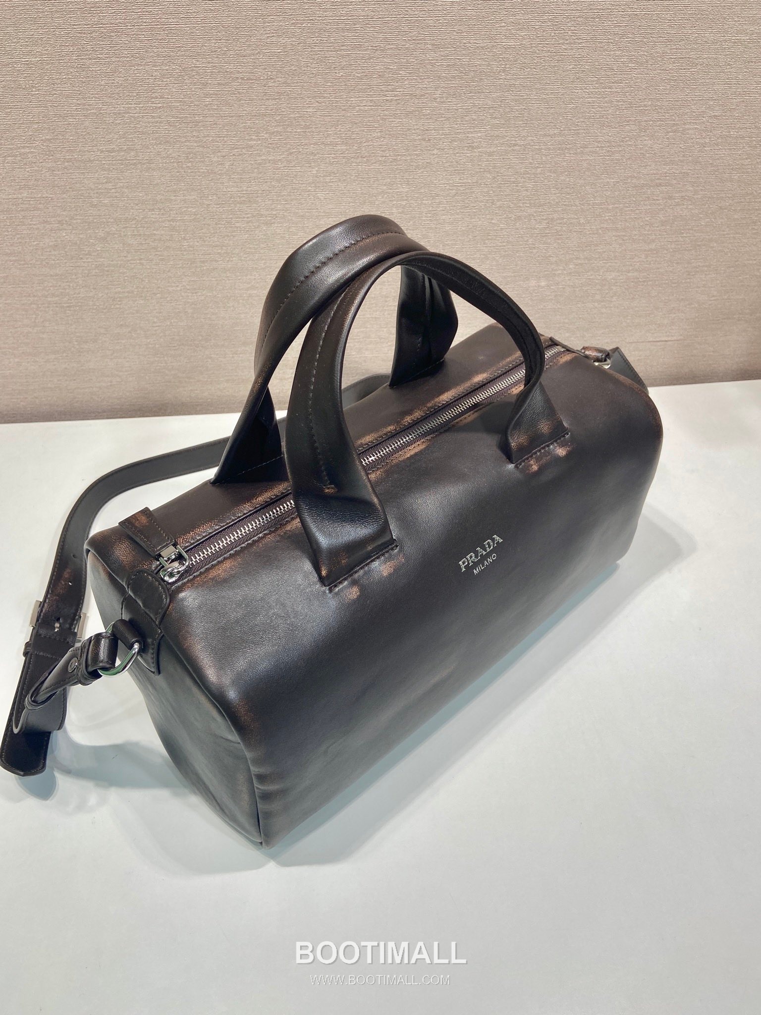 Prada Nappa Leather Boston Bag with Vintage Finish and Metal Logo Detail 프라다 나파 레더 빈티지 피니시 메탈로고 보스턴백 2VC046 35cm 3