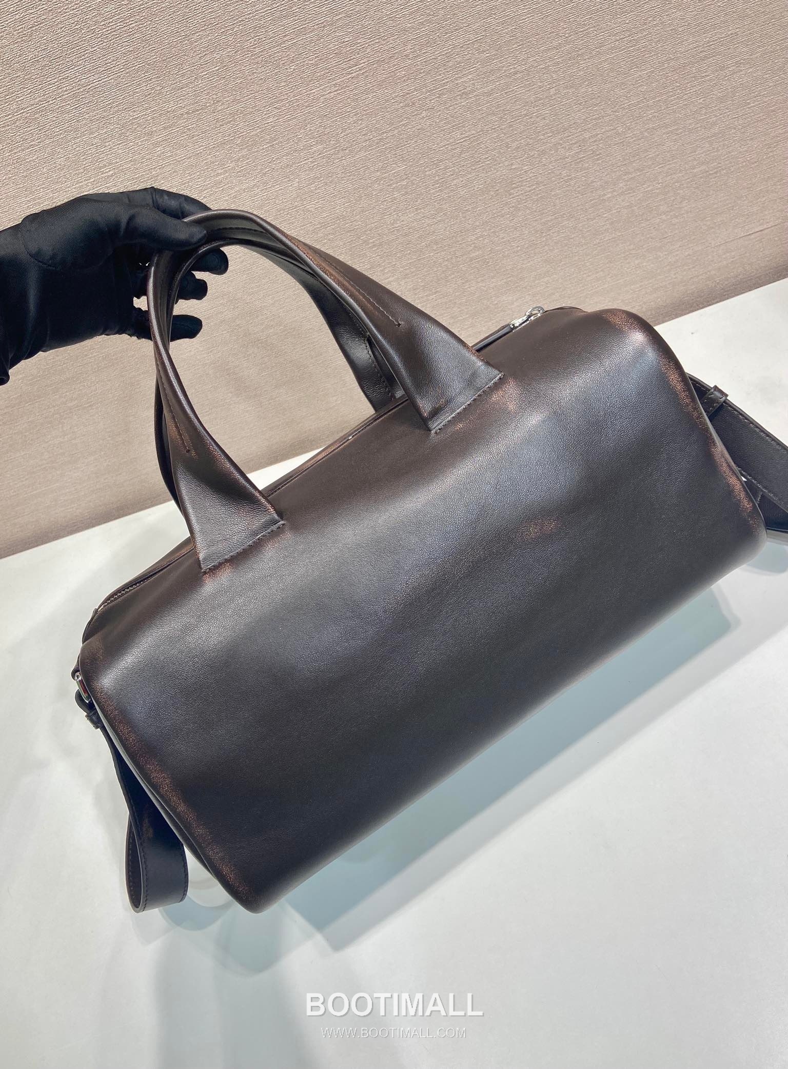 Prada Nappa Leather Boston Bag with Vintage Finish and Metal Logo Detail 프라다 나파 레더 빈티지 피니시 메탈로고 보스턴백 2VC046 35cm 4