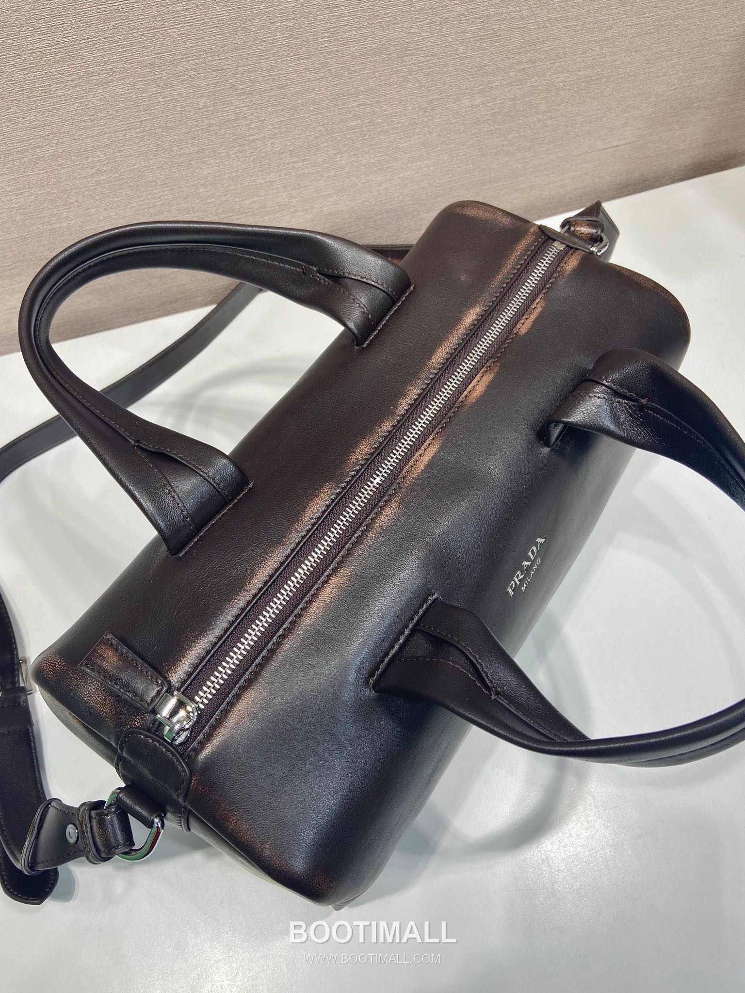 Prada Nappa Leather Boston Bag with Vintage Finish and Metal Logo Detail 프라다 나파 레더 빈티지 피니시 메탈로고 보스턴백 2VC046 35cm 5