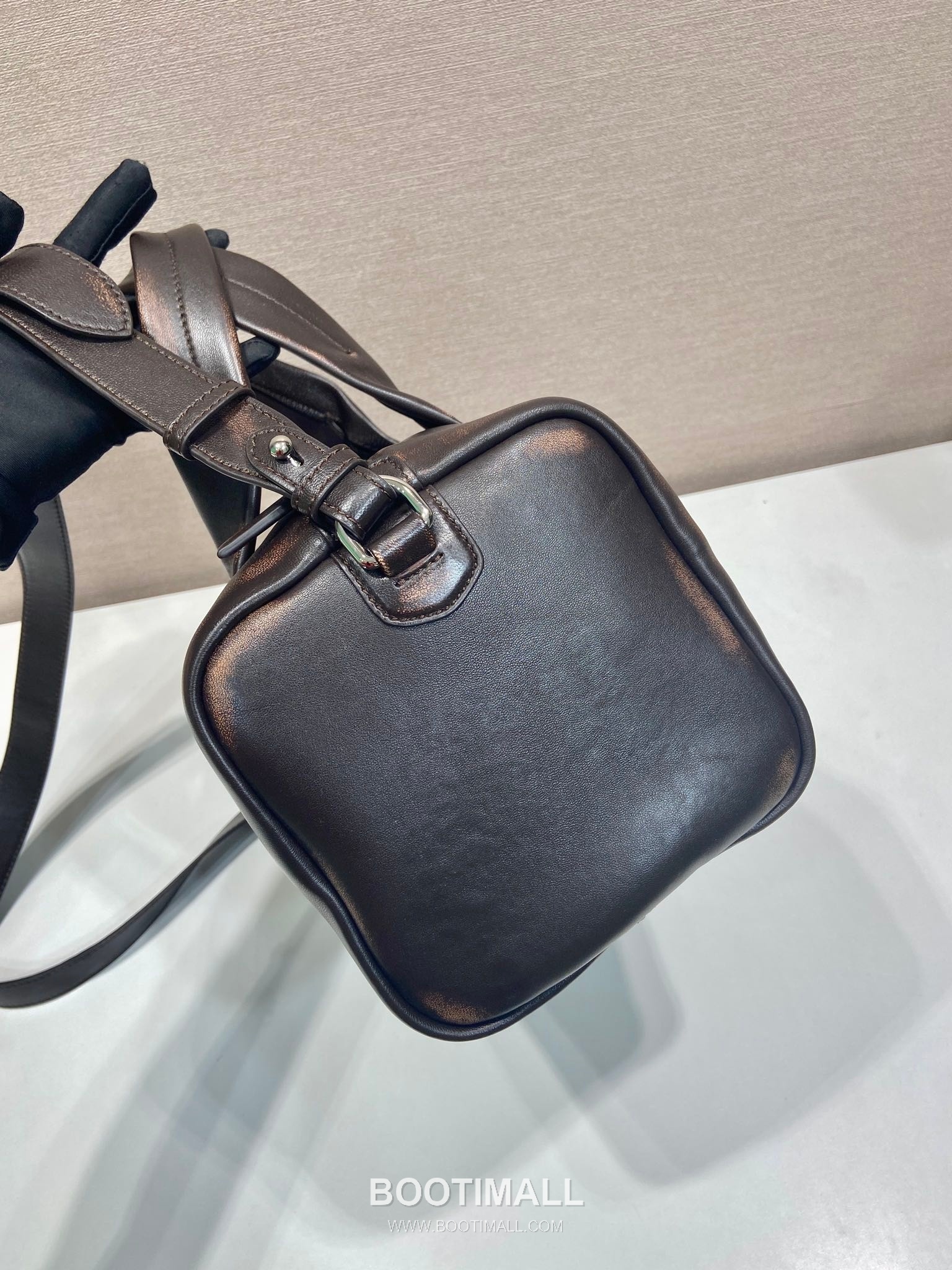 Prada Nappa Leather Boston Bag with Vintage Finish and Metal Logo Detail 프라다 나파 레더 빈티지 피니시 메탈로고 보스턴백 2VC046 35cm 6