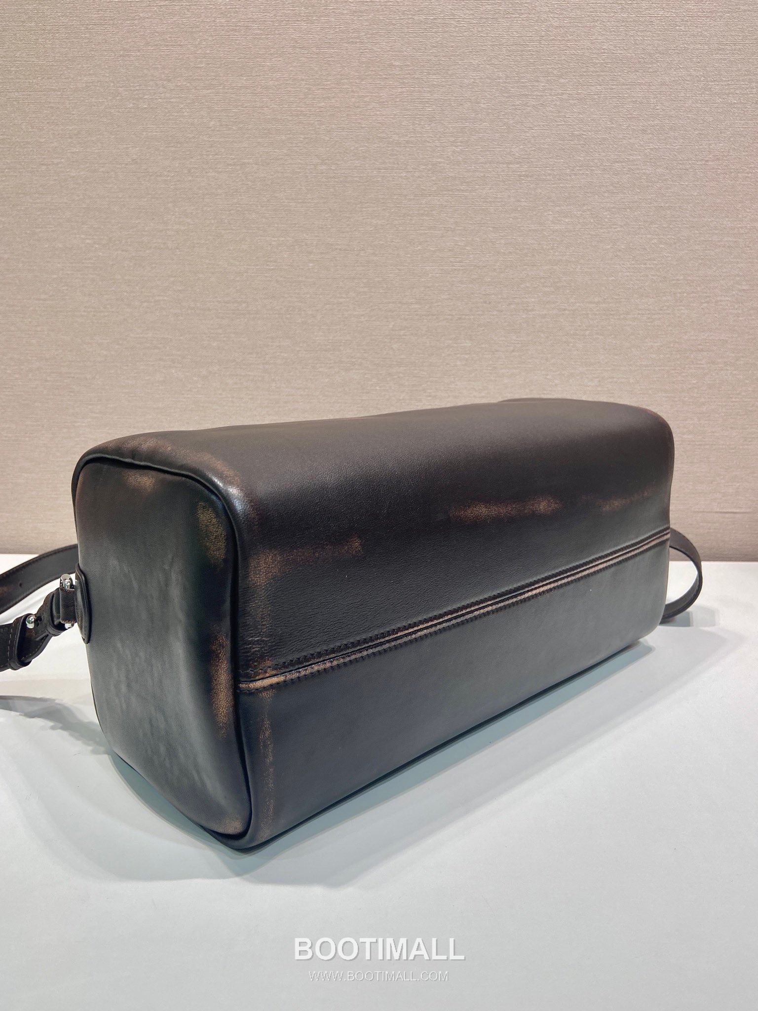 Prada Nappa Leather Boston Bag with Vintage Finish and Metal Logo Detail 프라다 나파 레더 빈티지 피니시 메탈로고 보스턴백 2VC046 35cm 7