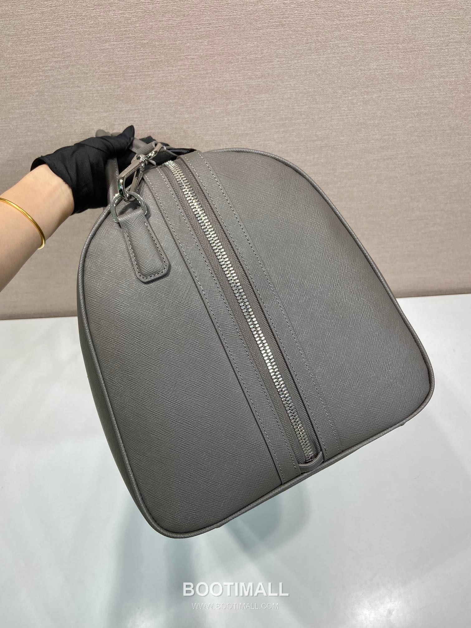 Prada Saffiano Leather Travel Duffle Bag with Wrap Zip and Metal Lock Detail 프라다 사피아노 레더 랩지퍼 메탈락 더플백 2VC018 50cm 5