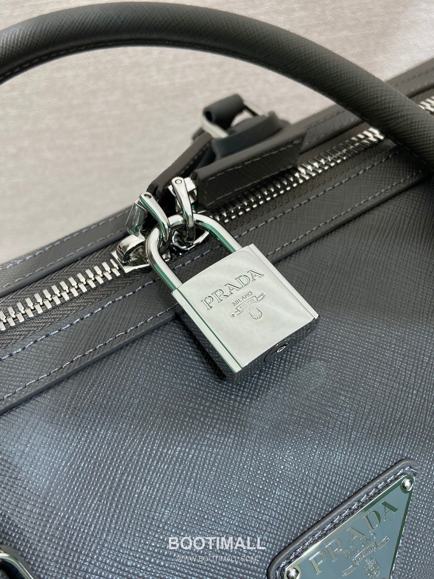 Prada Saffiano Leather Travel Duffle Bag with Wrap Zip and Metal Lock Detail 프라다 사피아노 레더 랩지퍼 메탈락 더플백 2VC018 50cm 7
