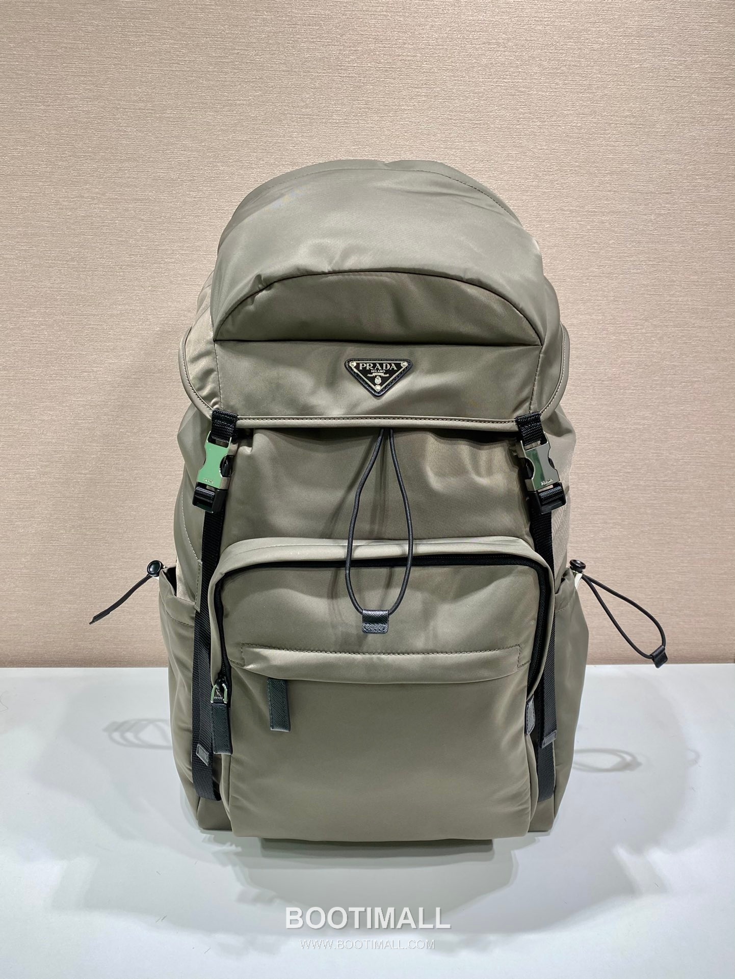 Prada Re-Nylon Backpack with Saffiano Leather Trim and Multi Pocket Detail 프라다 리나일론 사피아노 트림 멀티포켓 백팩 2VZ090 32cm 1