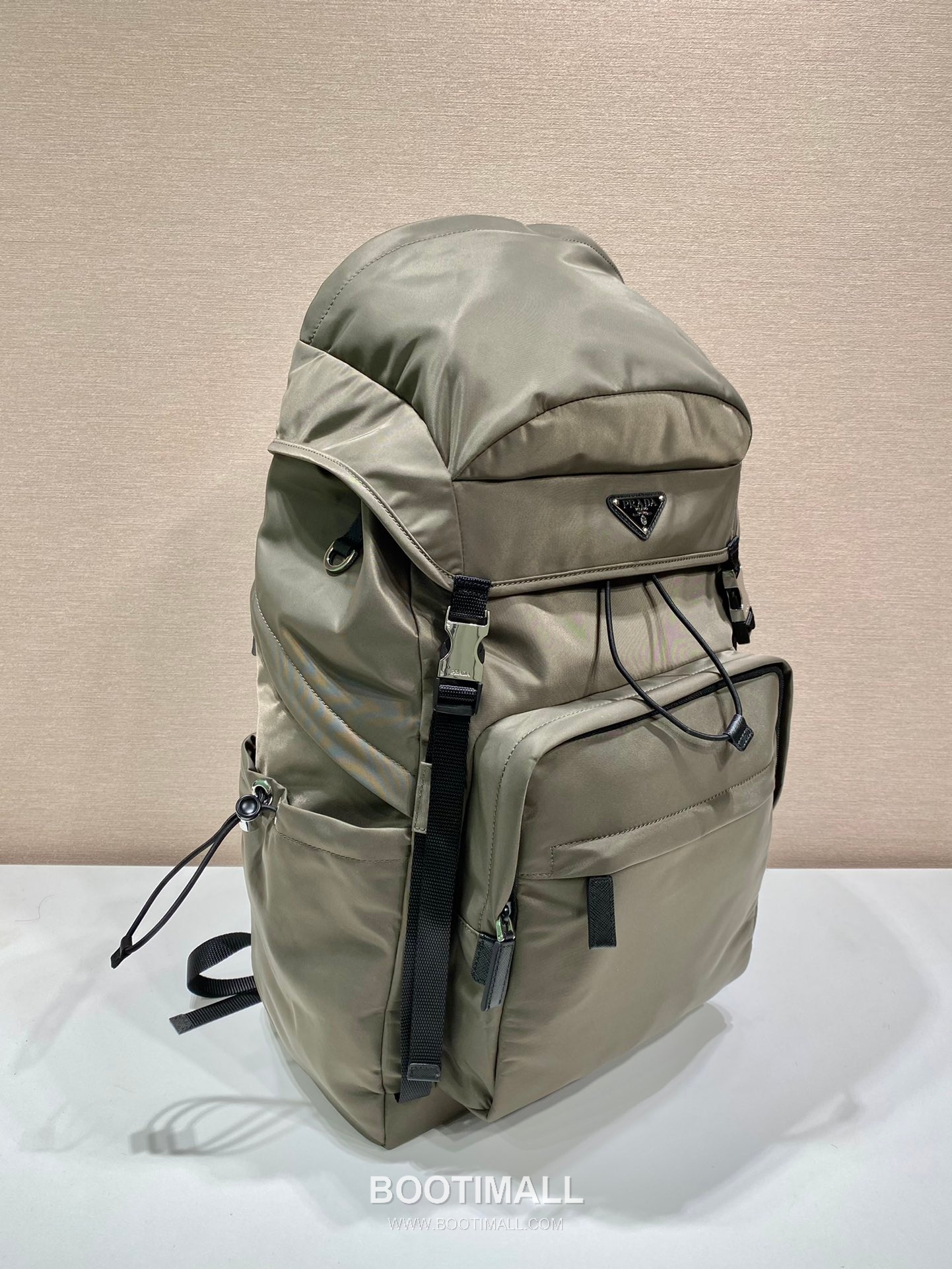 Prada Re-Nylon Backpack with Saffiano Leather Trim and Multi Pocket Detail 프라다 리나일론 사피아노 트림 멀티포켓 백팩 2VZ090 32cm 2
