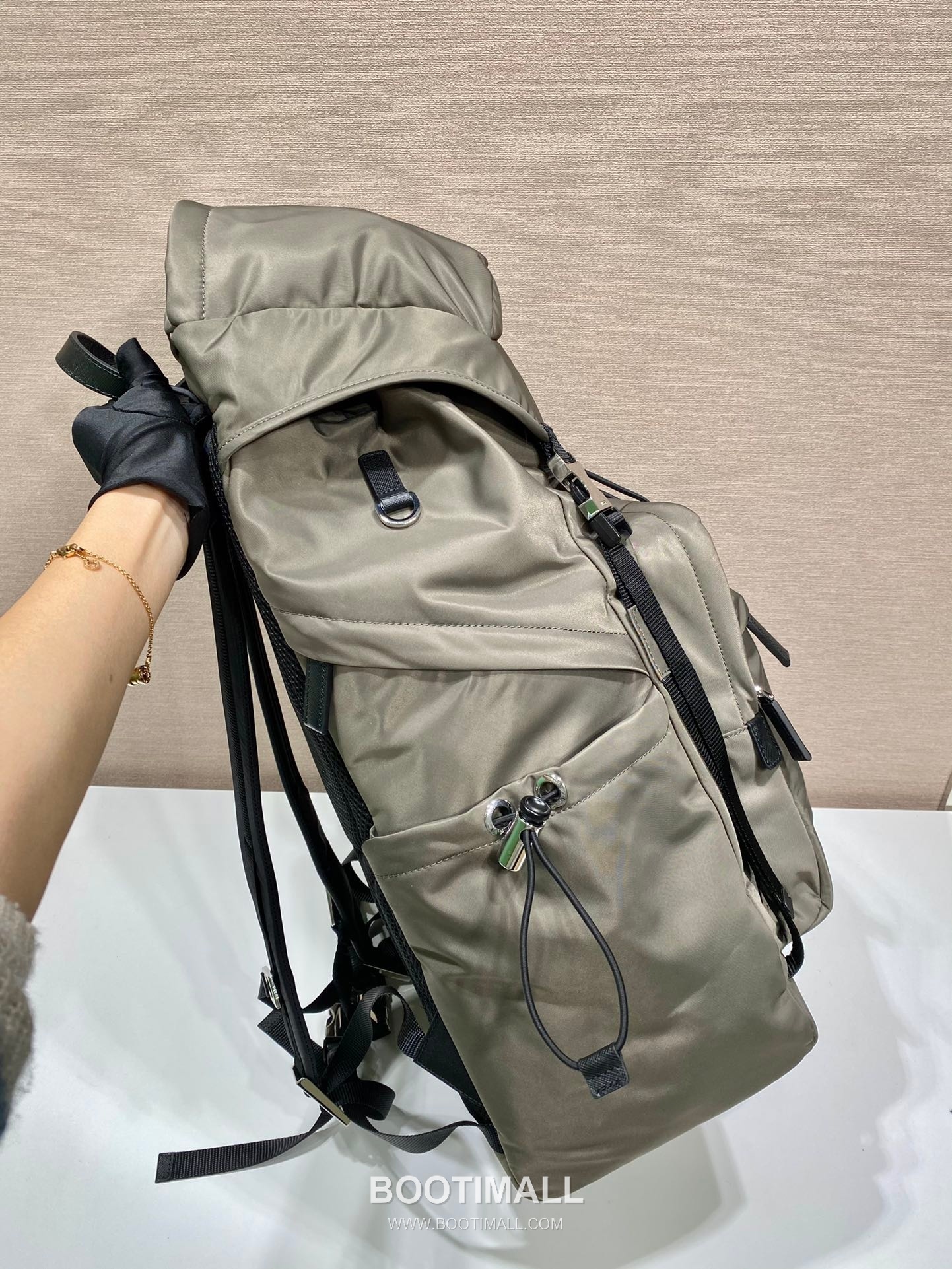 Prada Re-Nylon Backpack with Saffiano Leather Trim and Multi Pocket Detail 프라다 리나일론 사피아노 트림 멀티포켓 백팩 2VZ090 32cm 3