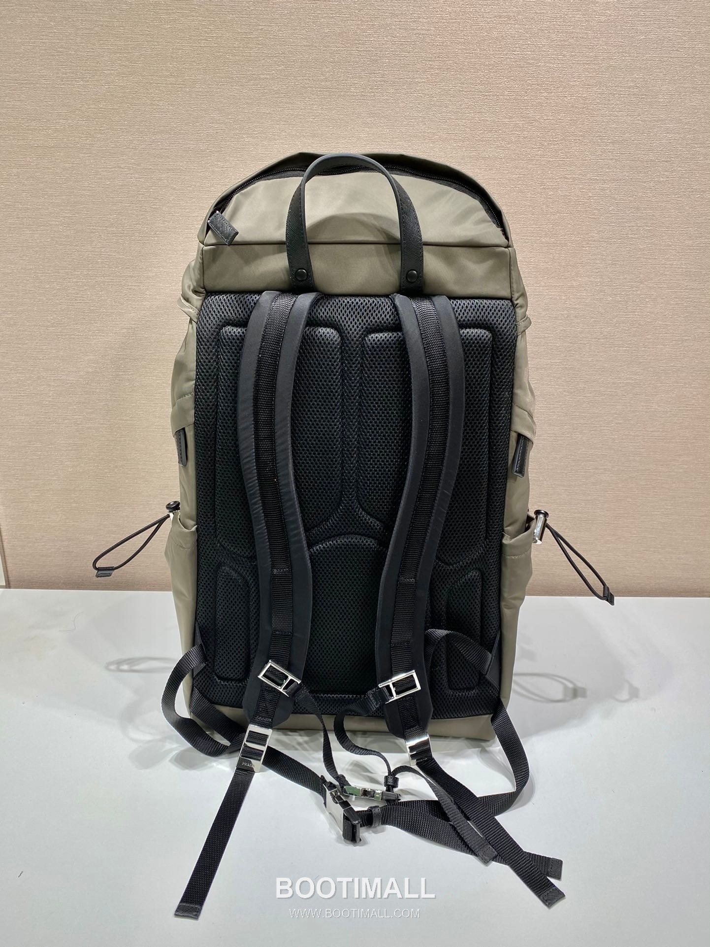 Prada Re-Nylon Backpack with Saffiano Leather Trim and Multi Pocket Detail 프라다 리나일론 사피아노 트림 멀티포켓 백팩 2VZ090 32cm 4