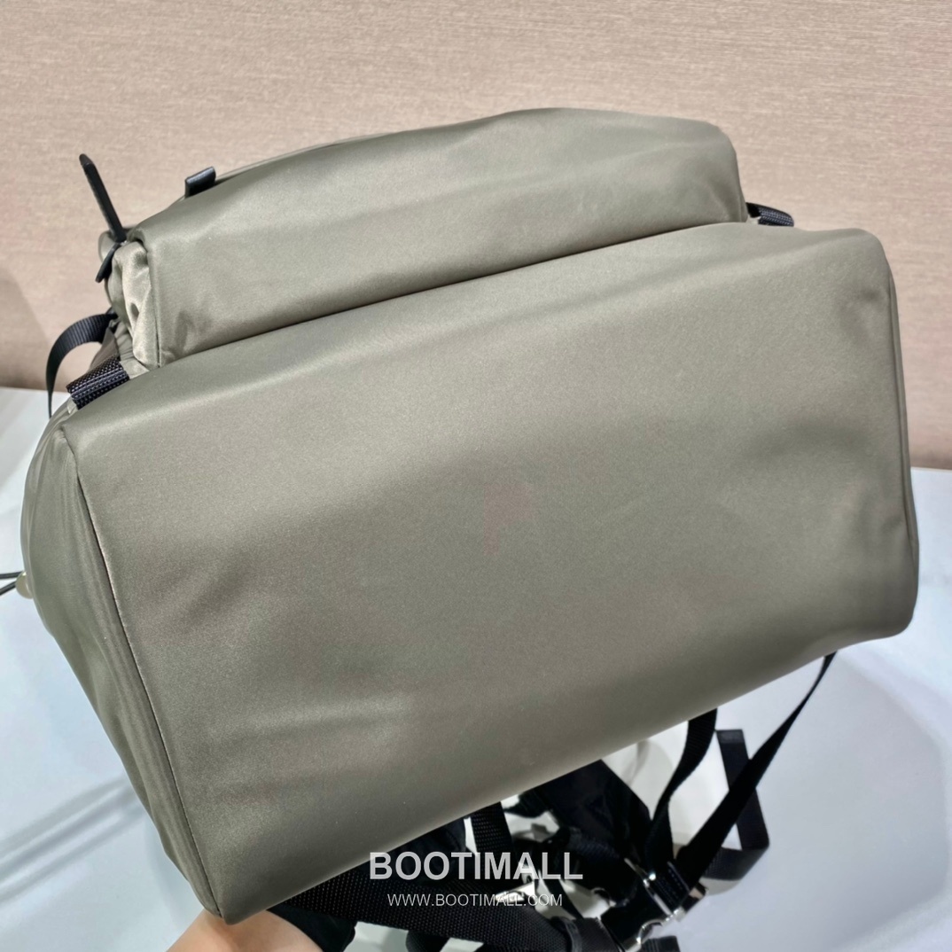 Prada Re-Nylon Backpack with Saffiano Leather Trim and Multi Pocket Detail 프라다 리나일론 사피아노 트림 멀티포켓 백팩 2VZ090 32cm 7
