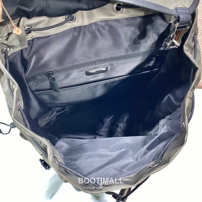 Prada Re-Nylon Backpack with Saffiano Leather Trim and Multi Pocket Detail 프라다 리나일론 사피아노 트림 멀티포켓 백팩 2VZ090 32cm 8