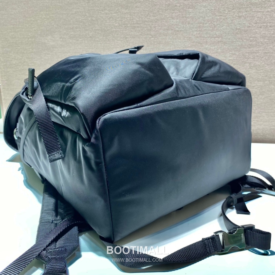 Prada Nylon Backpack with Flap Buckle and Multi Pocket Detail 프라다 나일론 플랩 버클 멀티포켓 백팩 2VZ019 32cm 7