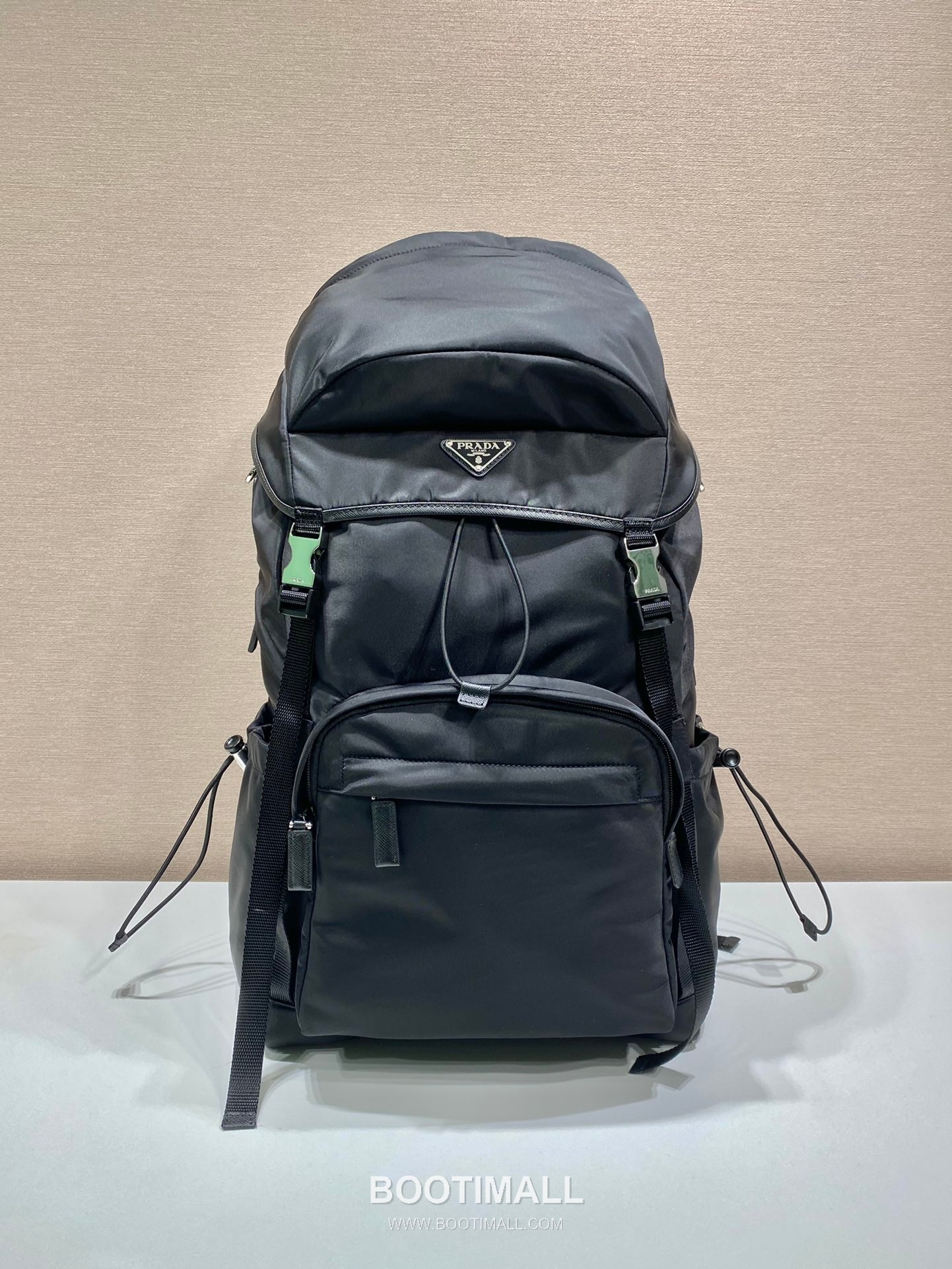 Prada Re-Nylon Backpack with Saffiano Leather Trim and Multi Pocket Detail 프라다 리나일론 사피아노 트림 멀티포켓 백팩 2VZ090 32cm 1