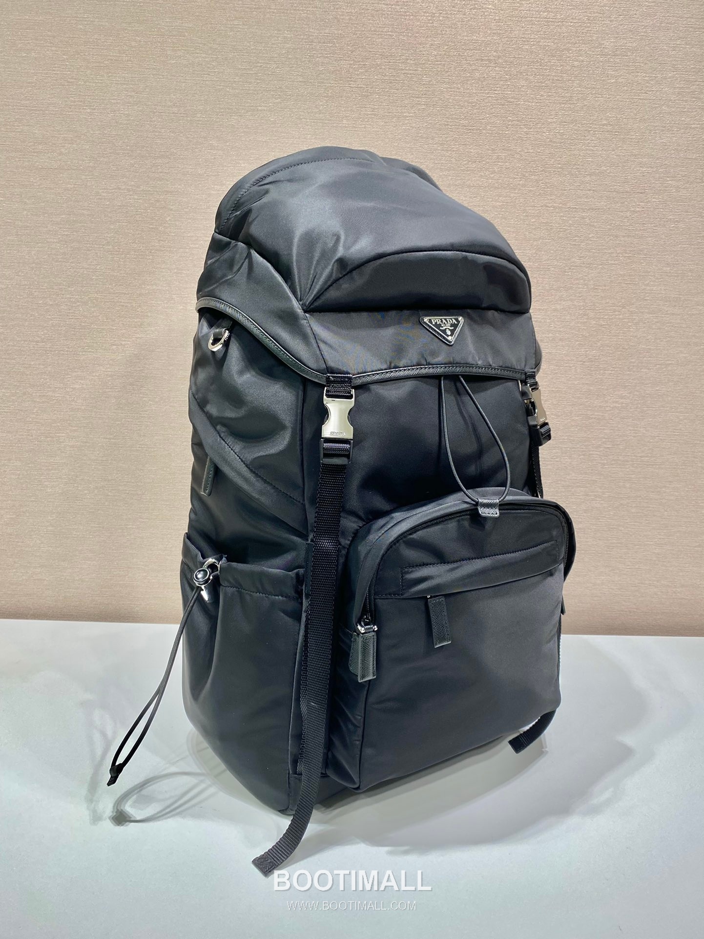 Prada Re-Nylon Backpack with Saffiano Leather Trim and Multi Pocket Detail 프라다 리나일론 사피아노 트림 멀티포켓 백팩 2VZ090 32cm 2