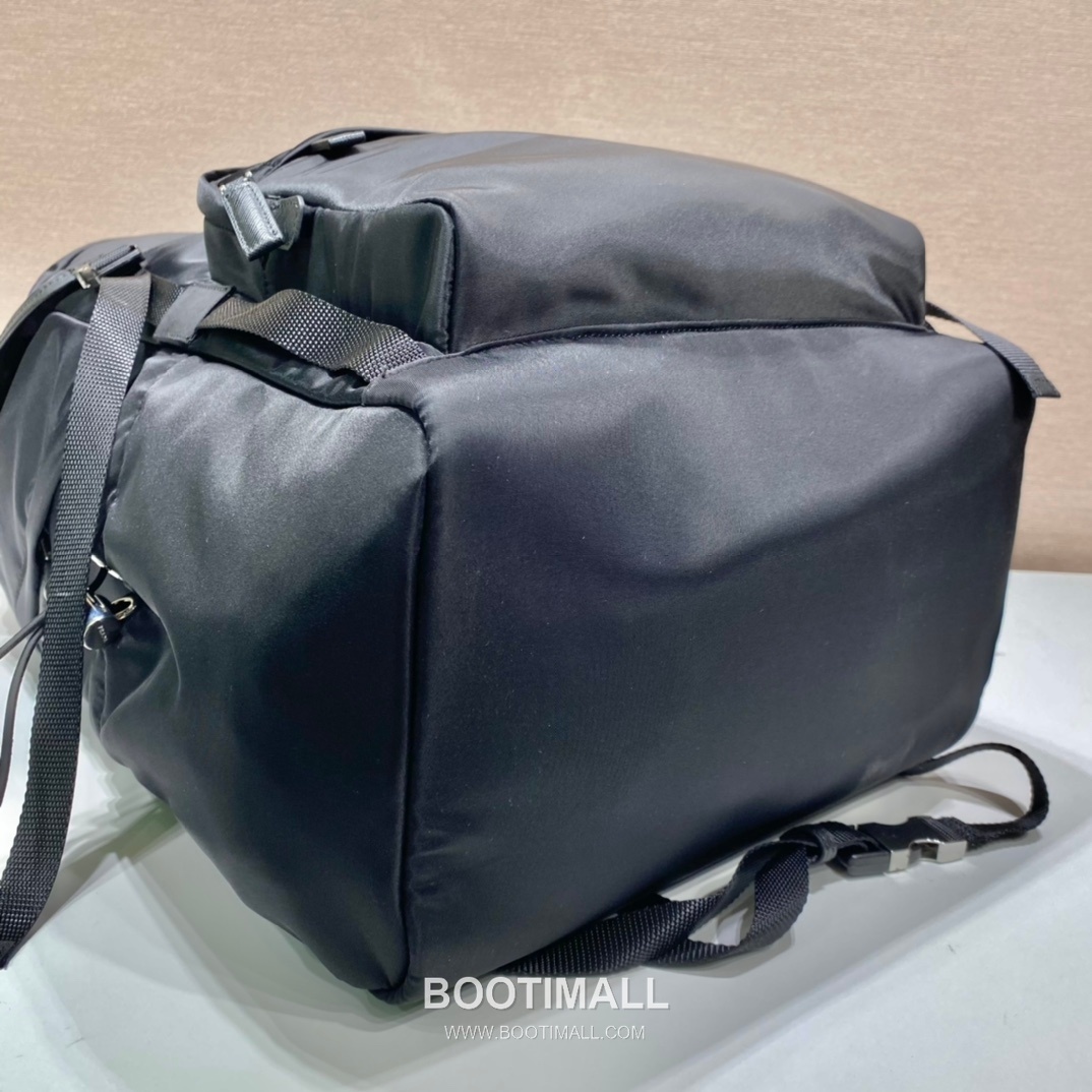 Prada Re-Nylon Backpack with Saffiano Leather Trim and Multi Pocket Detail 프라다 리나일론 사피아노 트림 멀티포켓 백팩 2VZ090 32cm 6