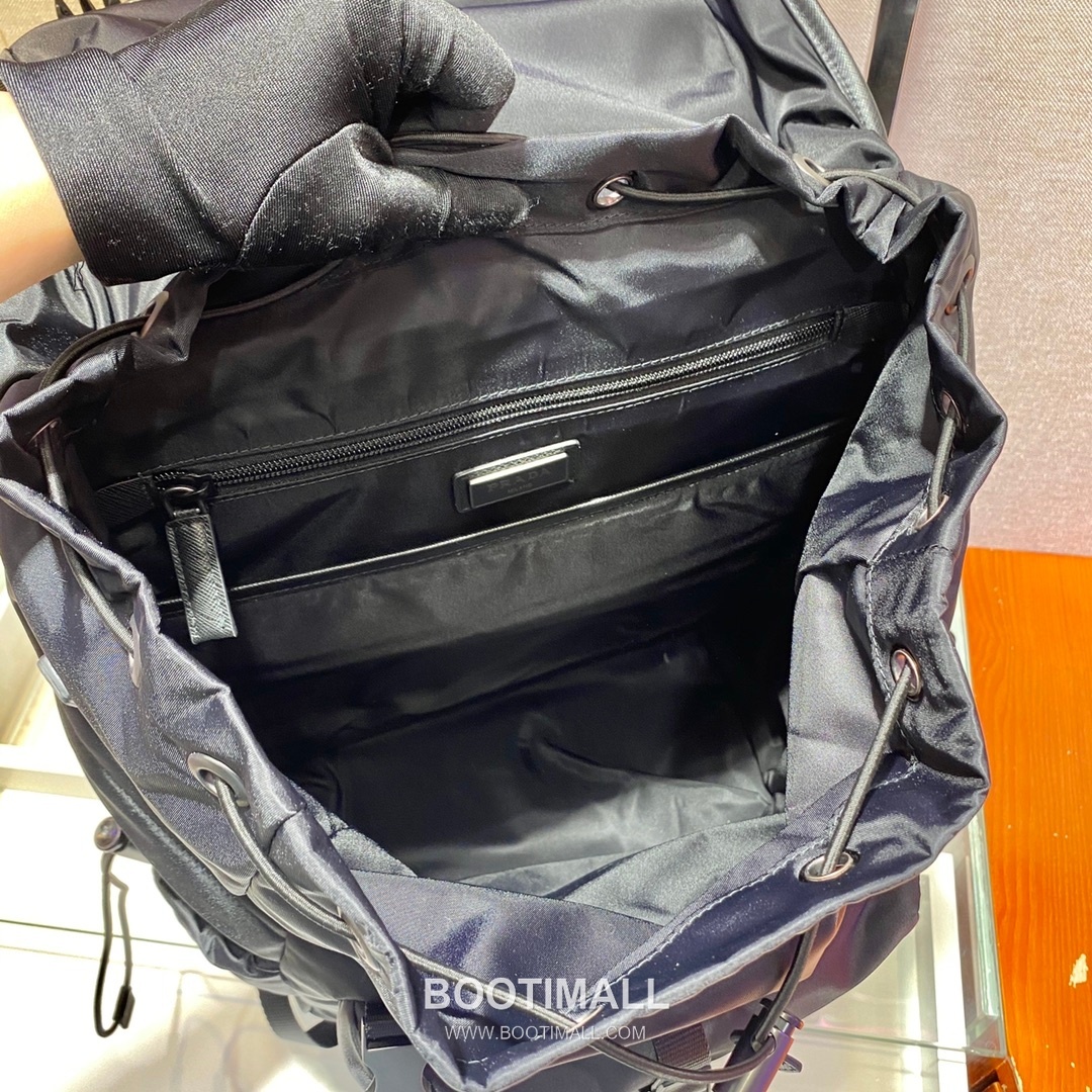 Prada Nylon Backpack with Flap Buckle and Multi Pocket Detail 프라다 나일론 플랩 버클 멀티포켓 백팩 2VZ079 32cm 9