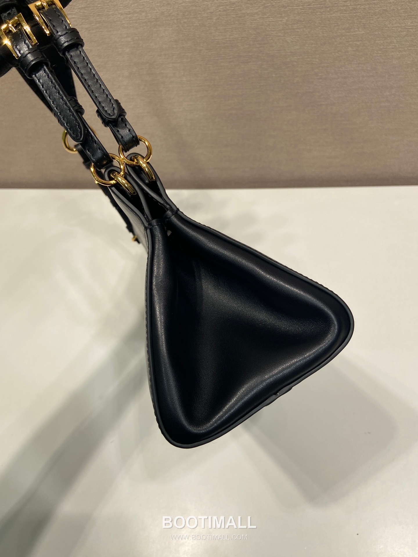 Prada Enchaine Calfskin Shoulder Bag with Vintage Finish and Top Handle Detail 프라다 엔쉐네 카프스킨 빈티지 피니시 탑핸들 숄더백 1BC262 32.5cm 5