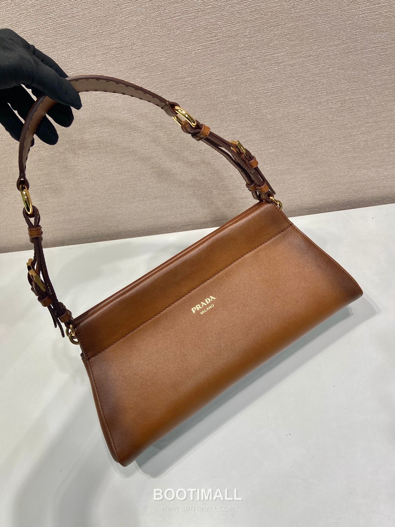 Prada Enchaine Calfskin Shoulder Bag with Vintage Finish and Top Handle Detail 프라다 엔쉐네 카프스킨 빈티지 피니시 탑핸들 숄더백 1BC262 32.5cm 3