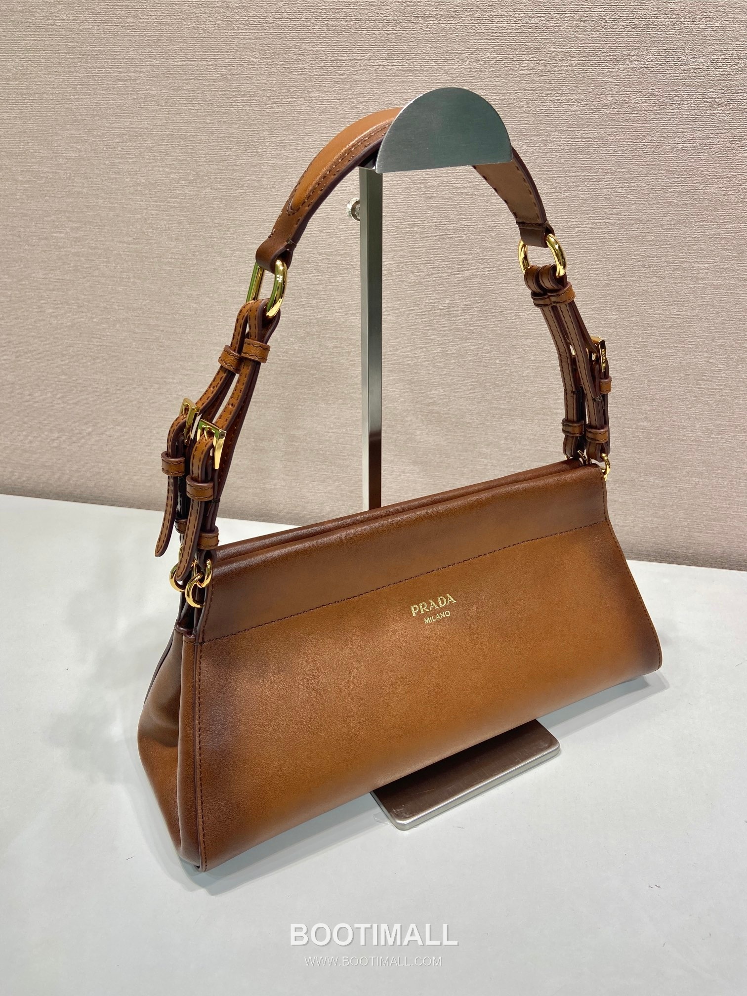 Prada Enchaine Calfskin Shoulder Bag with Vintage Finish and Top Handle Detail 프라다 엔쉐네 카프스킨 빈티지 피니시 탑핸들 숄더백 1BC262 32.5cm 4