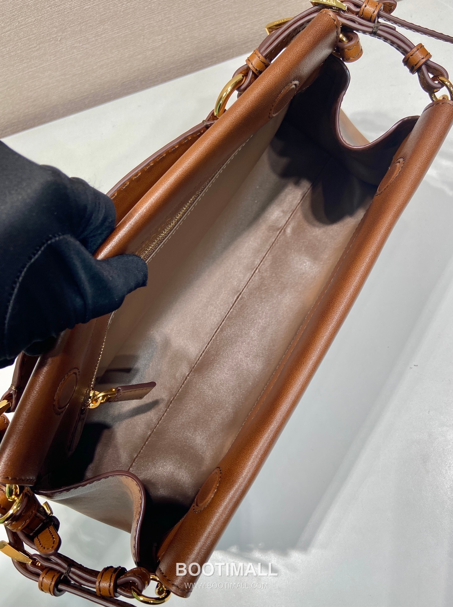 Prada Enchaine Calfskin Shoulder Bag with Vintage Finish and Top Handle Detail 프라다 엔쉐네 카프스킨 빈티지 피니시 탑핸들 숄더백 1BC262 32.5cm 9