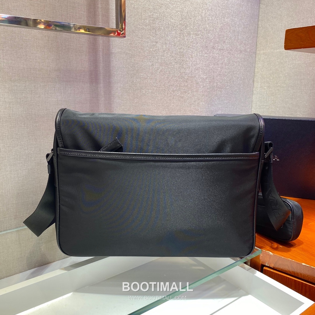 Prada Re-Nylon Messenger Bag with Flap Closure and Multi Zip Pocket Detail 프라다 리나일론 플랩 멀티지퍼포켓 메신저백 2VD039 33cm 4