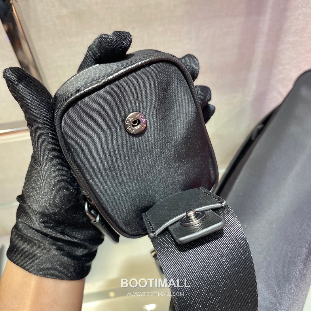 Prada Re-Nylon Messenger Bag with Flap Closure and Multi Zip Pocket Detail 프라다 리나일론 플랩 멀티지퍼포켓 메신저백 2VD039 33cm 8