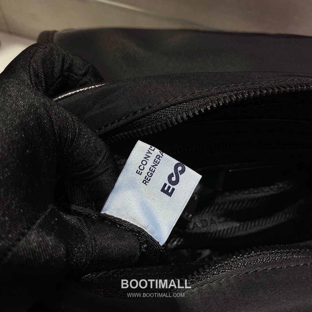 Prada Re-Nylon Messenger Bag with Flap Closure and Multi Zip Pocket Detail 프라다 리나일론 플랩 멀티지퍼포켓 메신저백 2VD039 33cm 10