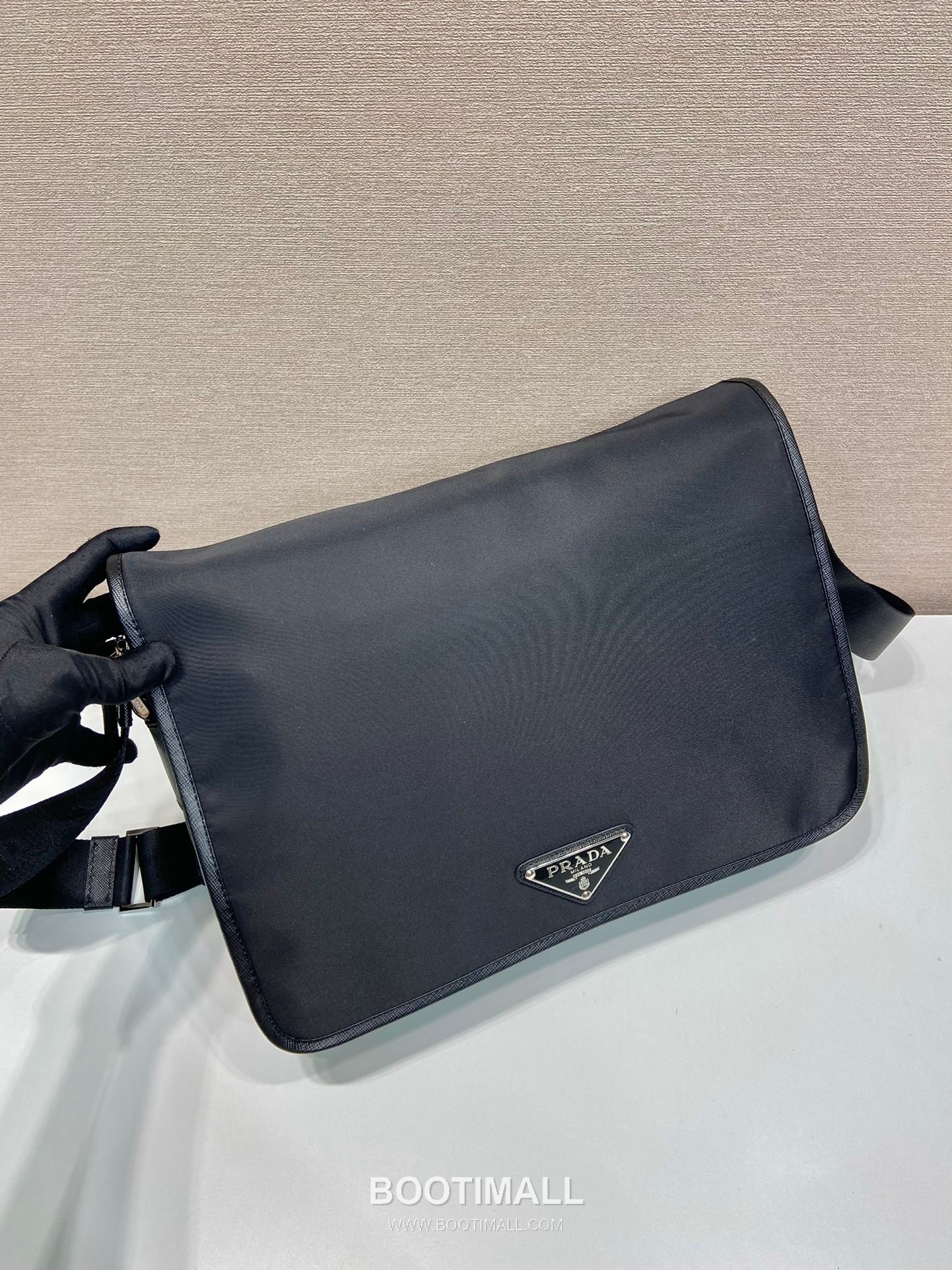Prada Re-Nylon Messenger Bag with Flap Closure and Multi Zip Pocket Detail 프라다 리나일론 플랩 멀티지퍼포켓 메신저백 2VD039 33cm 2