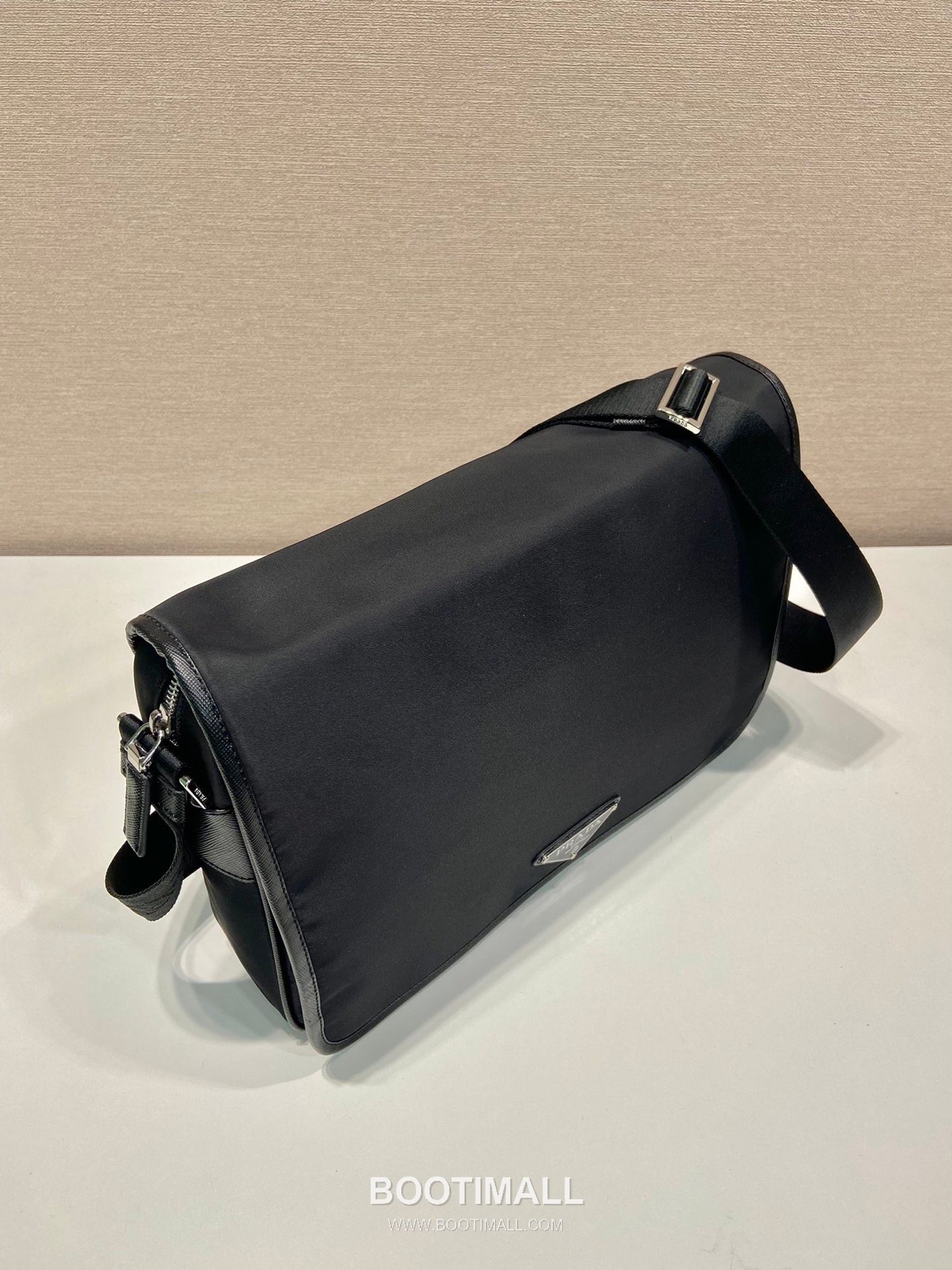 Prada Re-Nylon Messenger Bag with Flap Closure and Multi Zip Pocket Detail 프라다 리나일론 플랩 멀티지퍼포켓 메신저백 2VD039 33cm 3