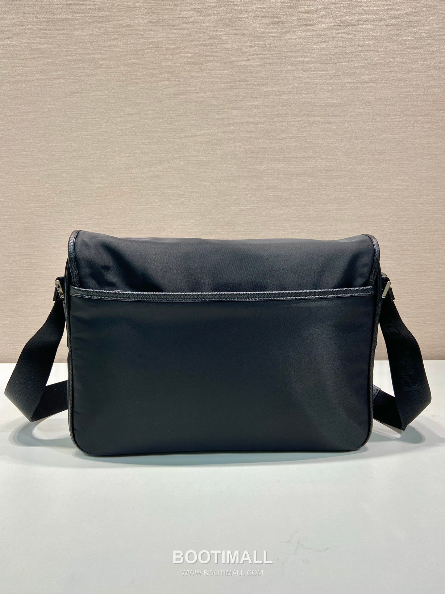 Prada Re-Nylon Messenger Bag with Flap Closure and Multi Zip Pocket Detail 프라다 리나일론 플랩 멀티지퍼포켓 메신저백 2VD039 33cm 4