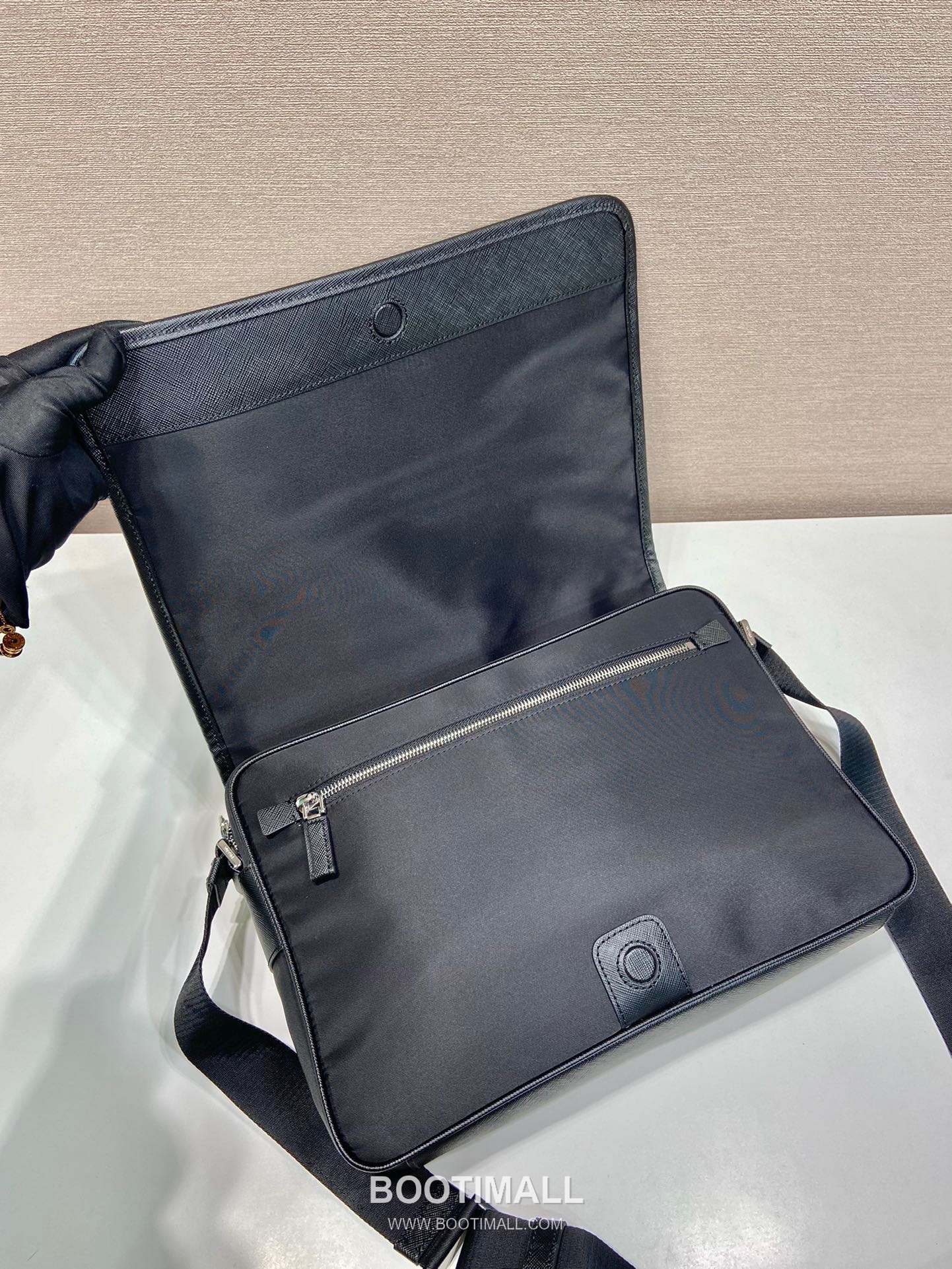 Prada Re-Nylon Messenger Bag with Flap Closure and Multi Zip Pocket Detail 프라다 리나일론 플랩 멀티지퍼포켓 메신저백 2VD039 33cm 5