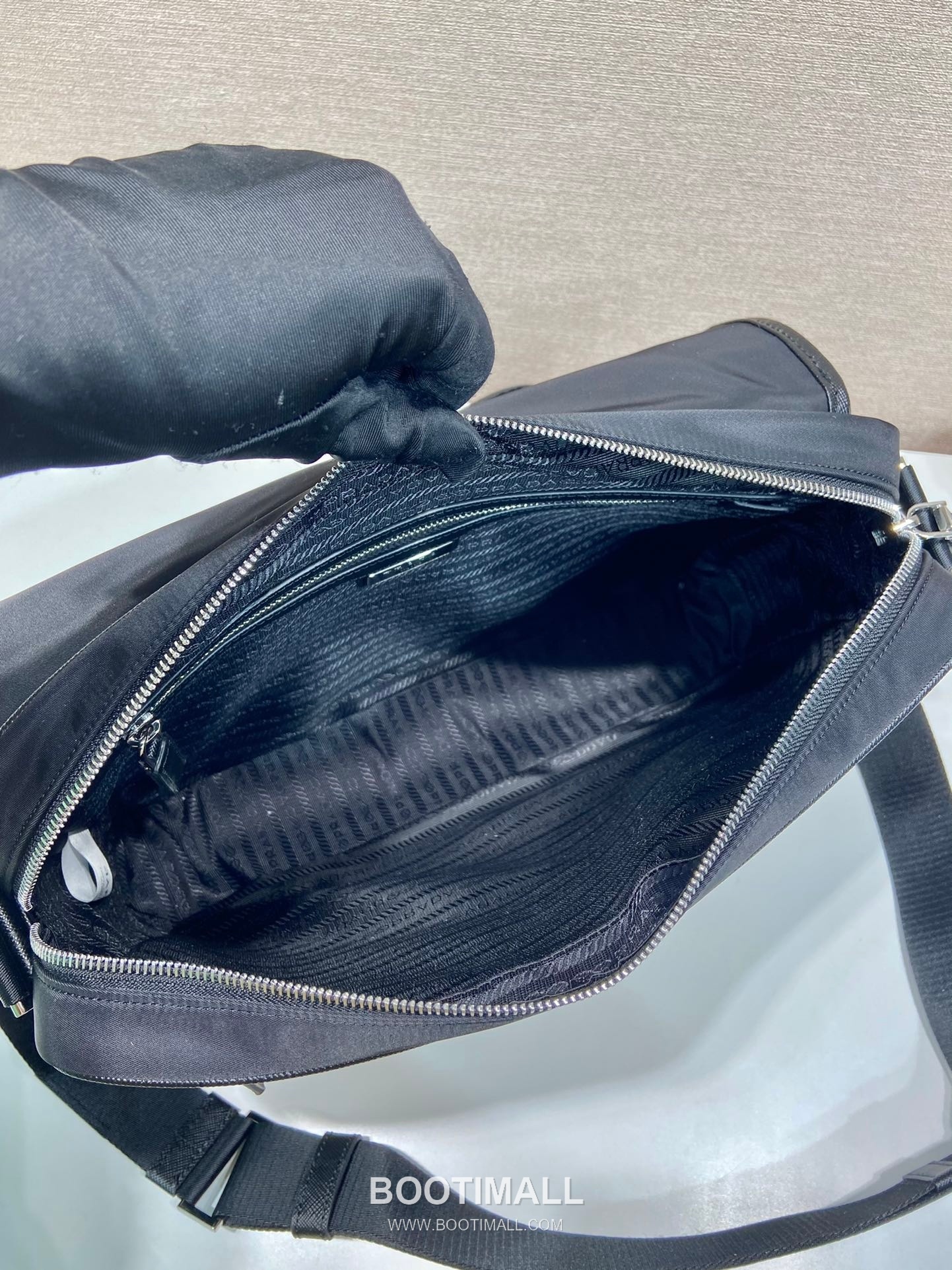 Prada Re-Nylon Messenger Bag with Flap Closure and Multi Zip Pocket Detail 프라다 리나일론 플랩 멀티지퍼포켓 메신저백 2VD039 33cm 7