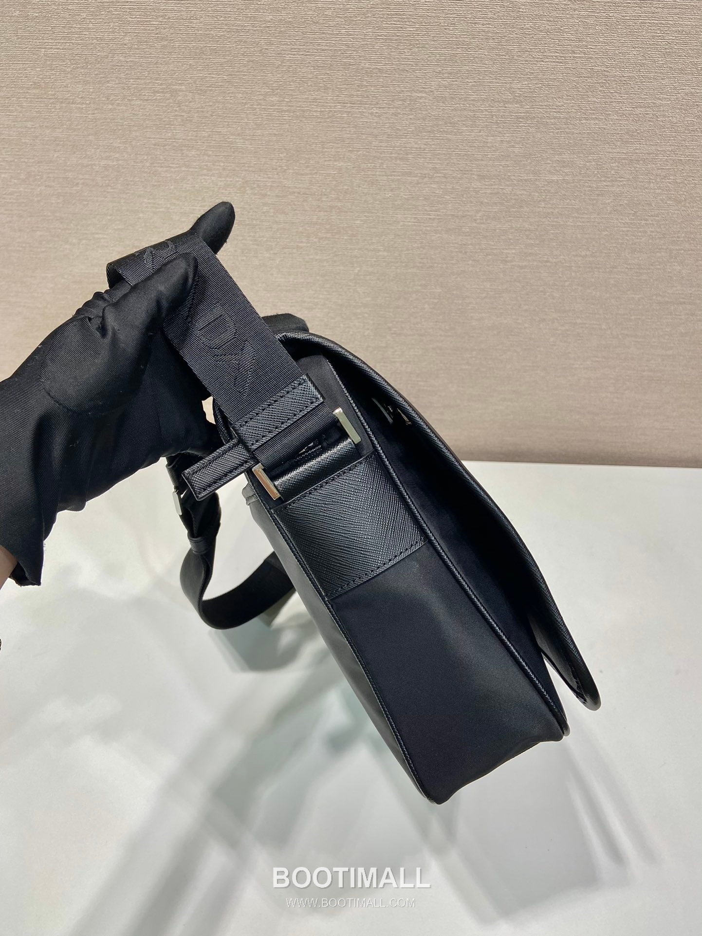 Prada Re-Nylon Messenger Bag with Flap Closure and Multi Zip Pocket Detail 프라다 리나일론 플랩 멀티지퍼포켓 메신저백 2VD039 33cm 8