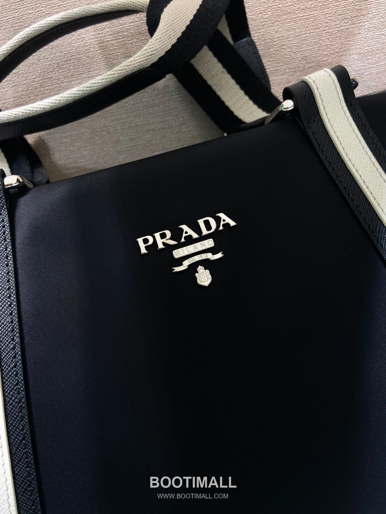 Prada Parachute Nylon Tote Bag with Calfskin Trim and Large Capacity Detail 프라다 패러슈트 나일론 카프스킨 트림 대용량 토트백 2096 40cm 7