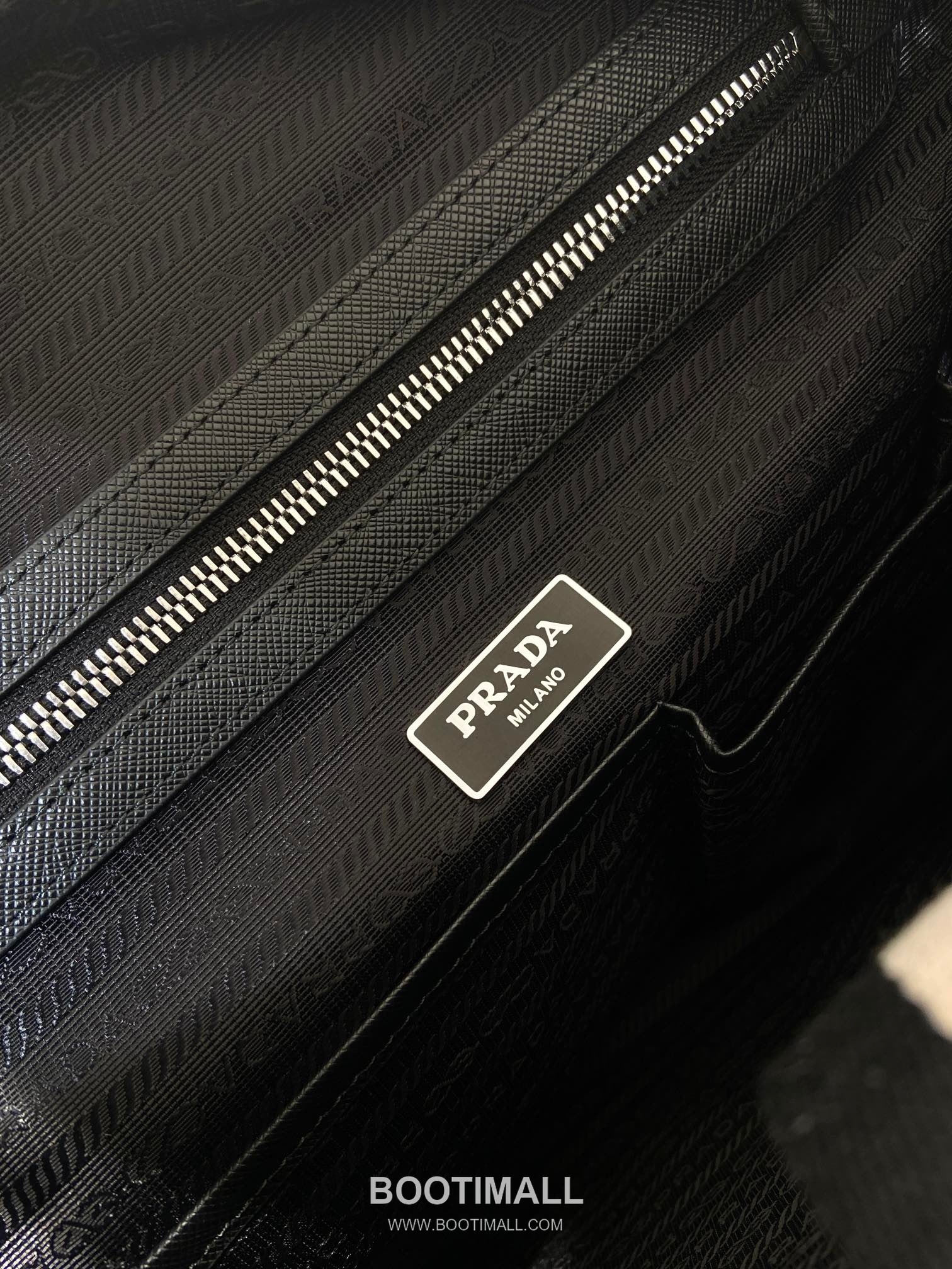 Prada Parachute Nylon Tote Bag with Calfskin Trim and Large Capacity Detail 프라다 패러슈트 나일론 카프스킨 트림 대용량 토트백 2096 40cm 9