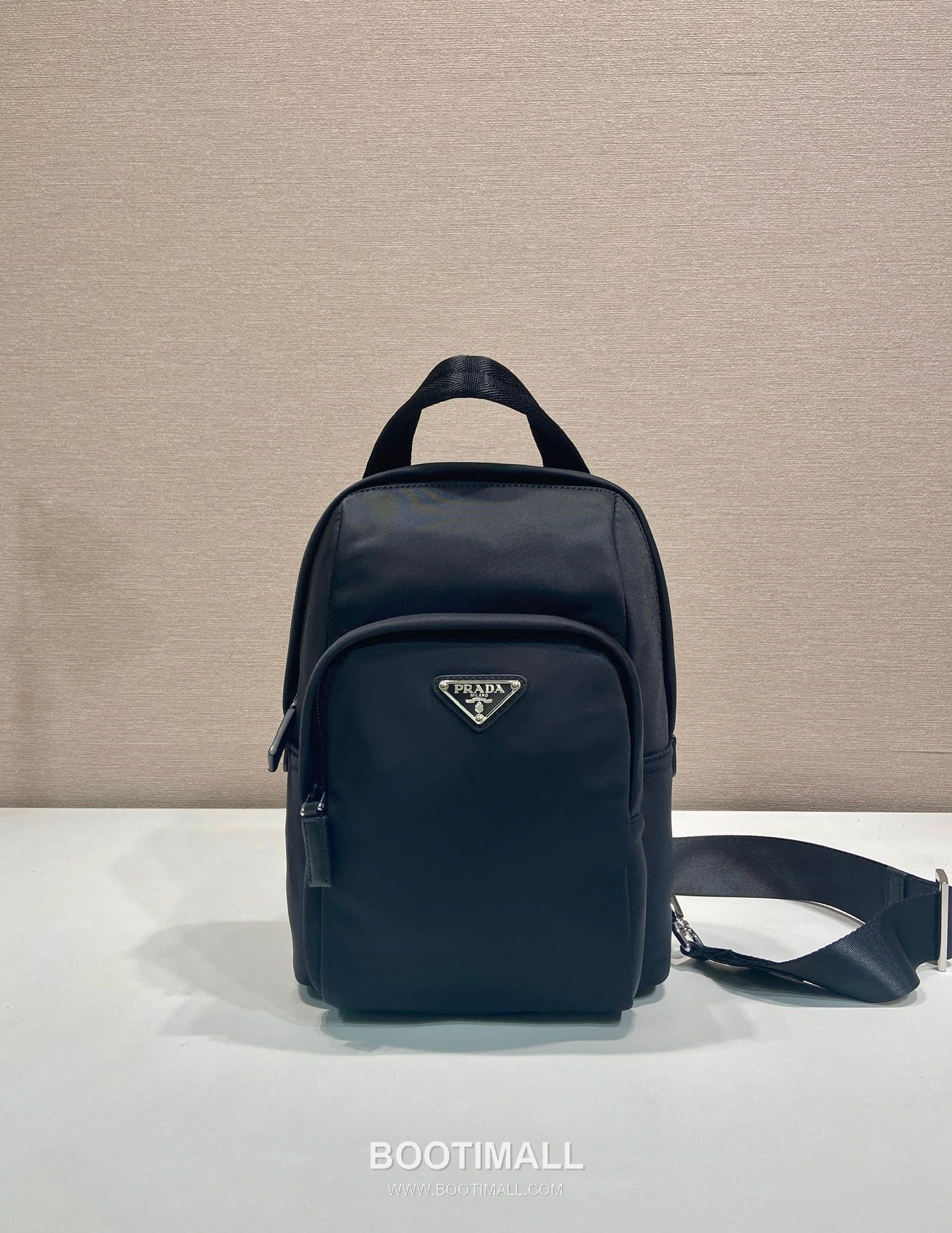 Prada Re-Nylon Chest Bag with Saffiano Leather Trim and Triangle Logo Detail 프라다 리나일론 사피아노 트림 삼각로고 체스트백 2VZ116 20cm 1