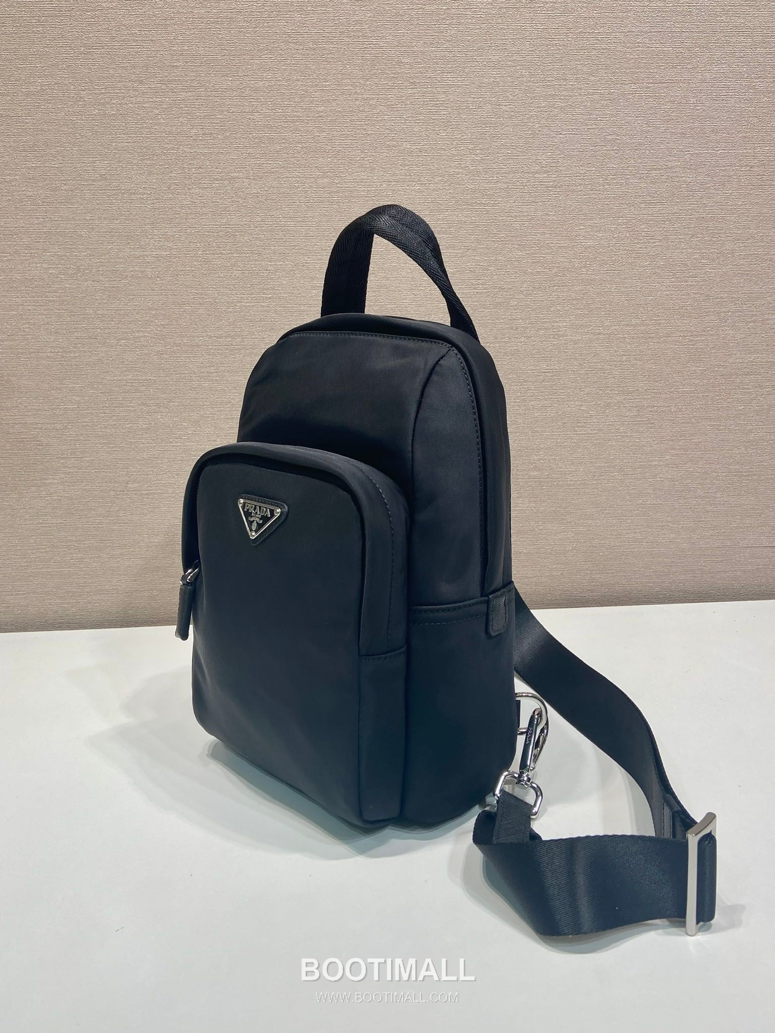 Prada Re-Nylon Chest Bag with Saffiano Leather Trim and Triangle Logo Detail 프라다 리나일론 사피아노 트림 삼각로고 체스트백 2VZ116 20cm 3