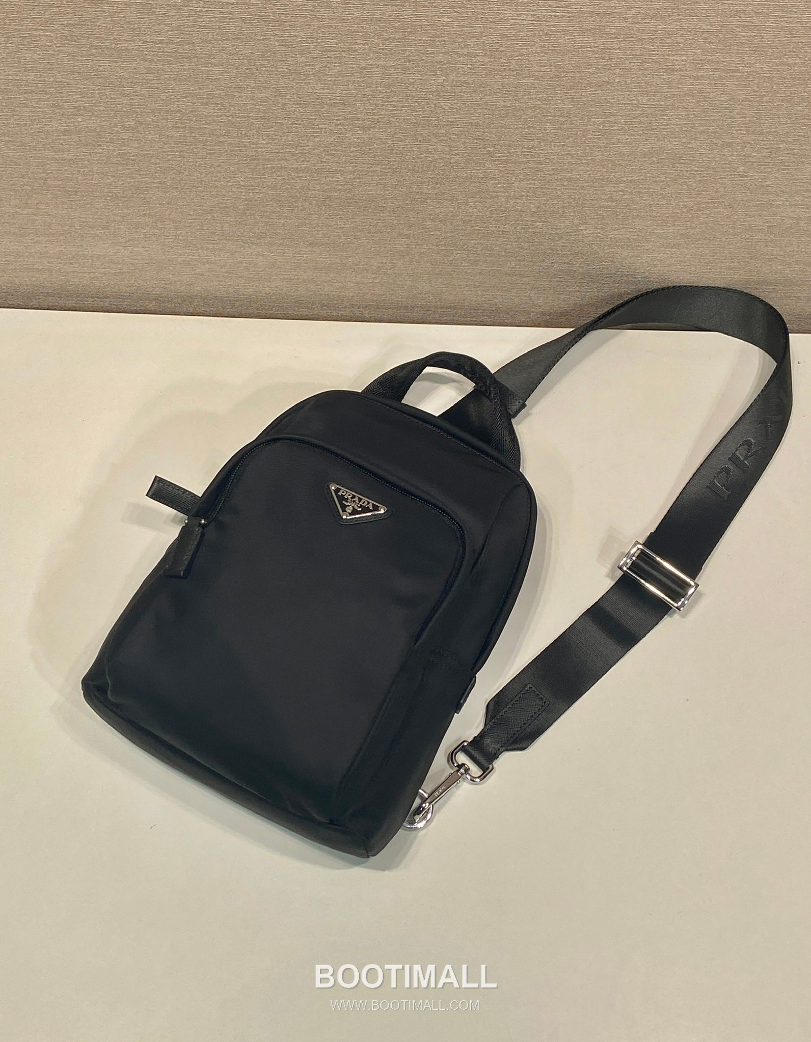 Prada Re-Nylon Chest Bag with Saffiano Leather Trim and Triangle Logo Detail 프라다 리나일론 사피아노 트림 삼각로고 체스트백 2VZ116 20cm 4