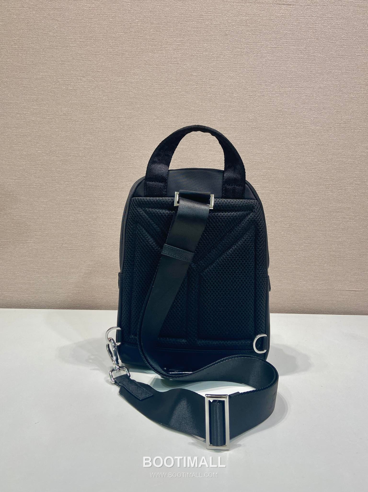 Prada Re-Nylon Chest Bag with Saffiano Leather Trim and Triangle Logo Detail 프라다 리나일론 사피아노 트림 삼각로고 체스트백 2VZ116 20cm 5