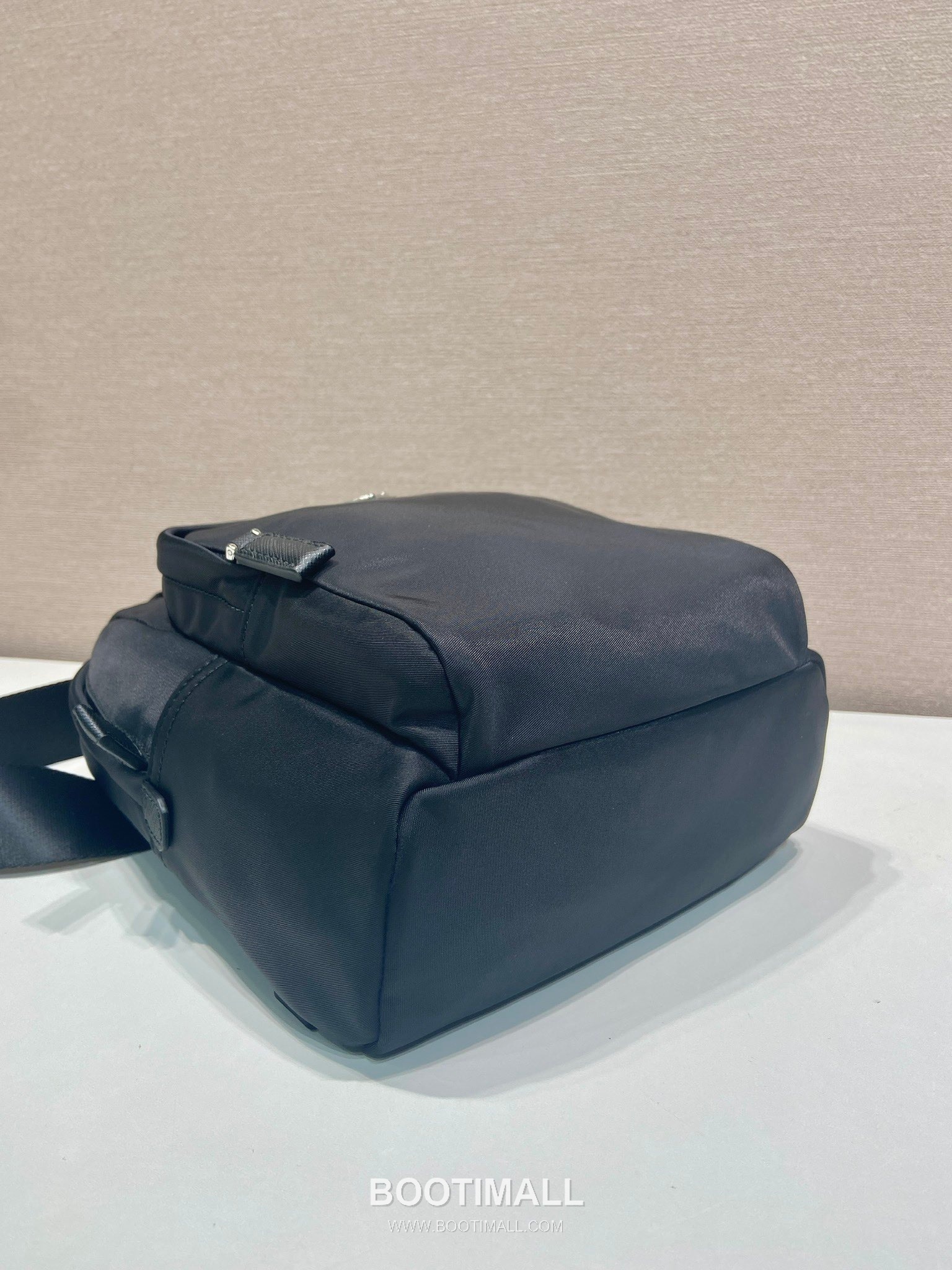 Prada Re-Nylon Chest Bag with Saffiano Leather Trim and Triangle Logo Detail 프라다 리나일론 사피아노 트림 삼각로고 체스트백 2VZ116 20cm 7