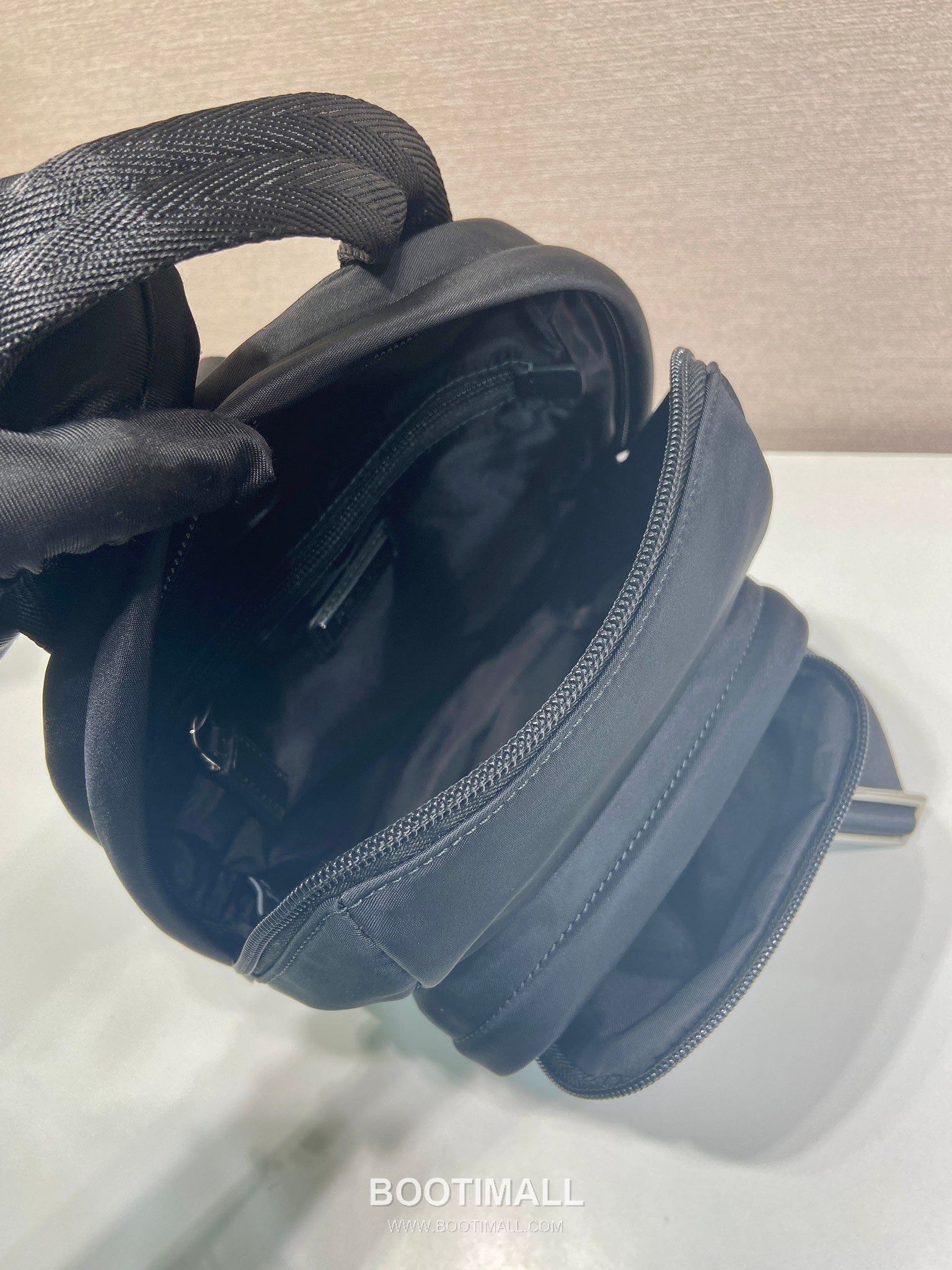 Prada Re-Nylon Chest Bag with Saffiano Leather Trim and Triangle Logo Detail 프라다 리나일론 사피아노 트림 삼각로고 체스트백 2VZ116 20cm 8